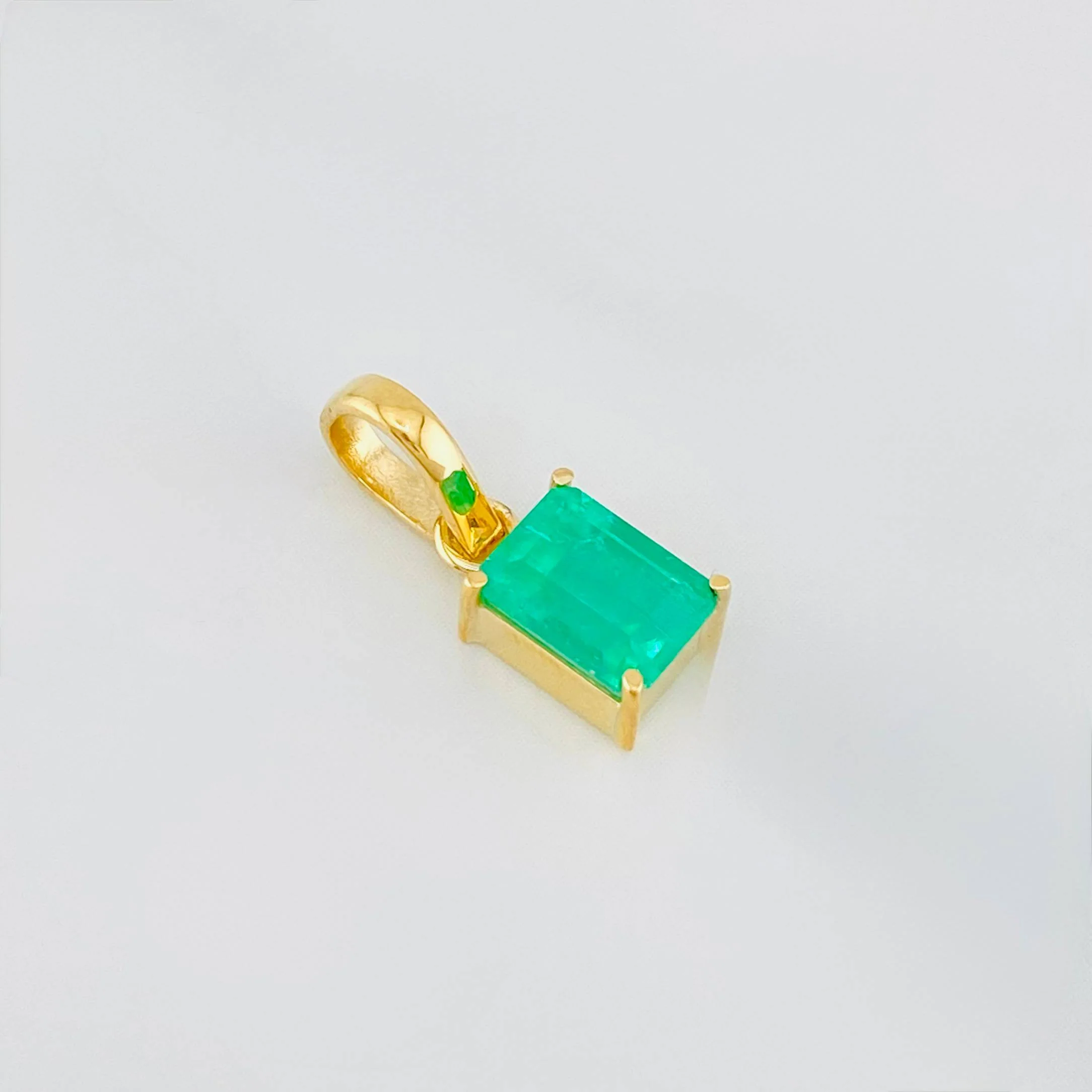 Dije Rectangulo Esmeralda 0.95 g / 1.5 cm Oro Amarillo 18K - Image 2