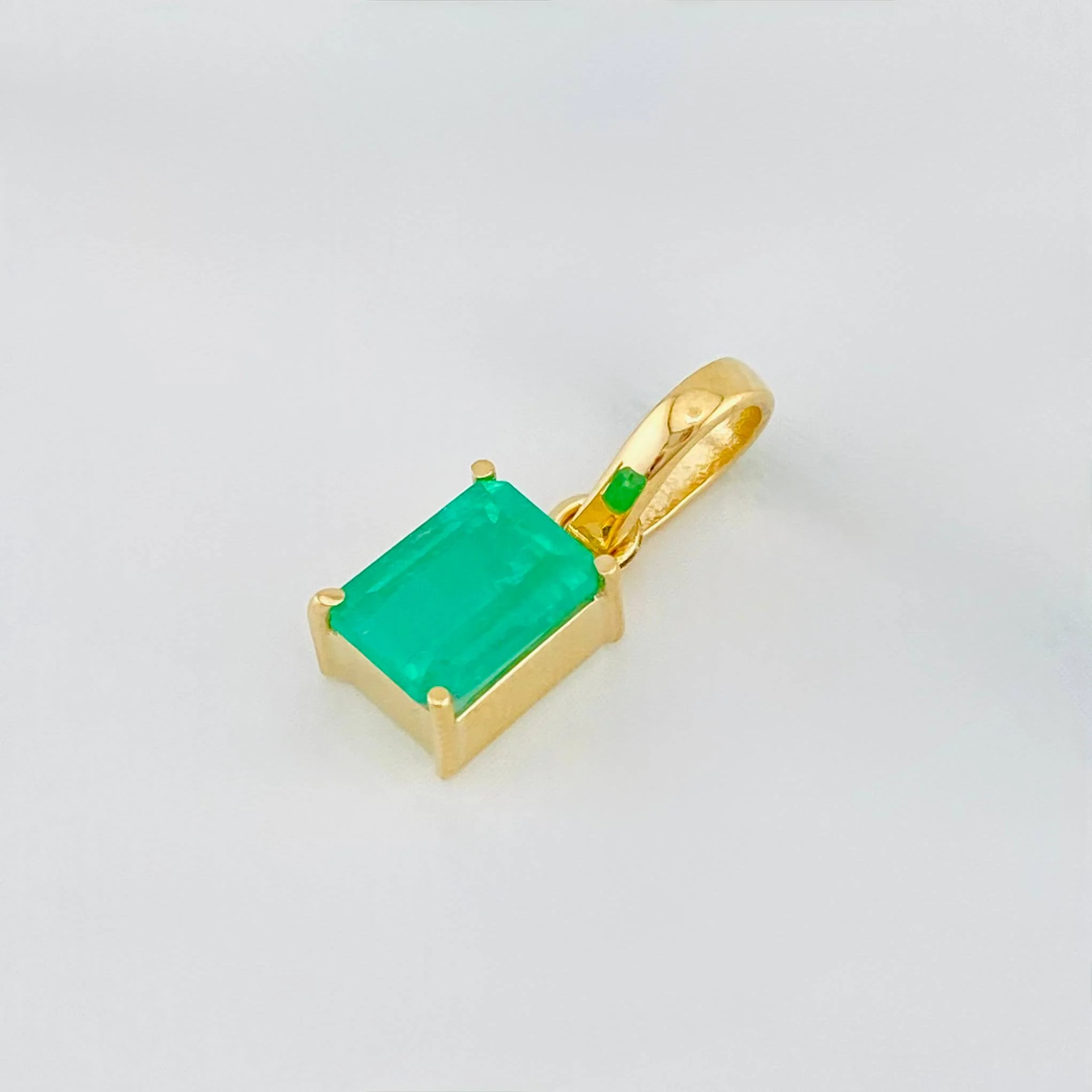 Dije Rectangulo Esmeralda 0.95 g / 1.5 cm Oro Amarillo 18K - Image 3