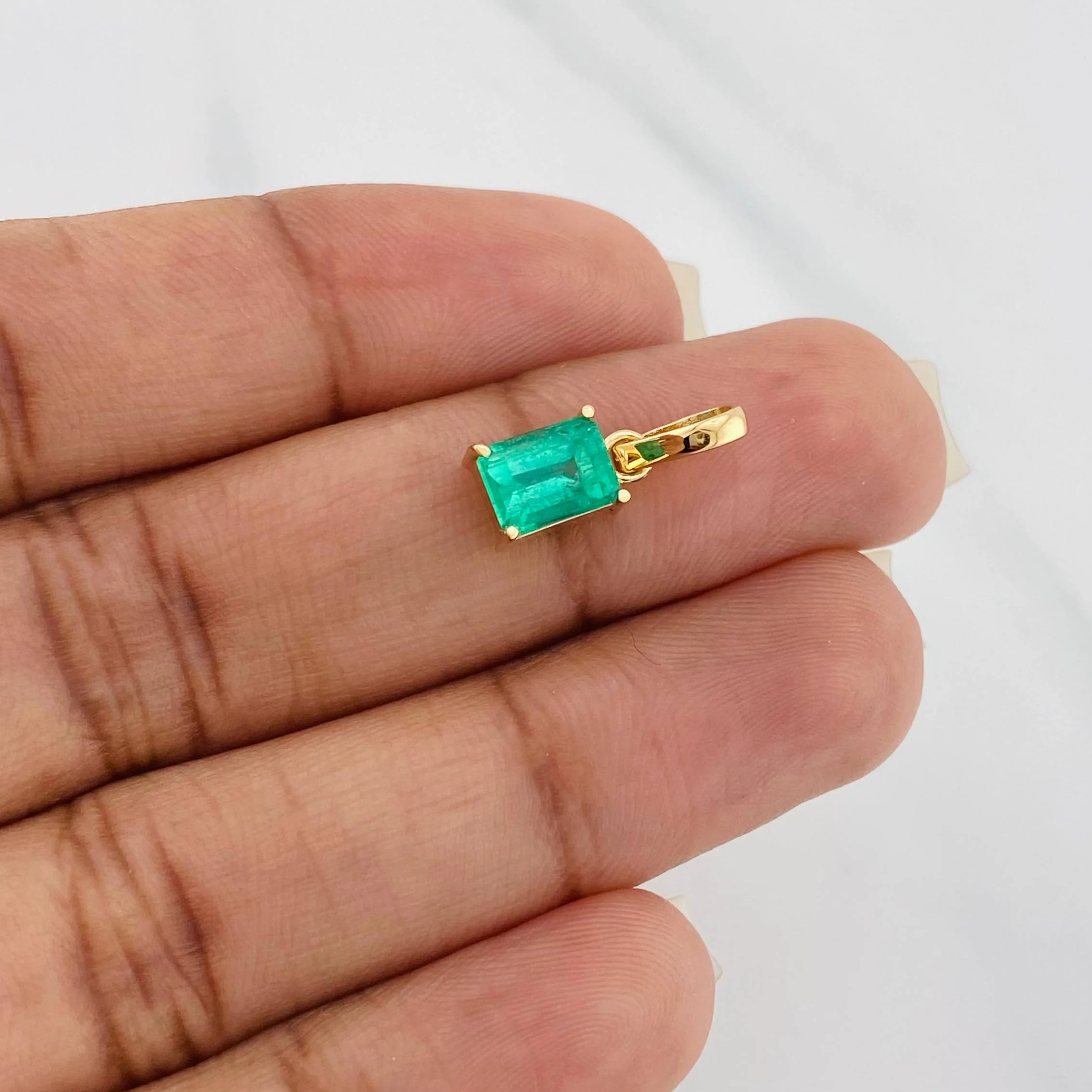 Dije Rectangulo Esmeralda 0.95 g / 1.5 cm Oro Amarillo 18K - Image 4