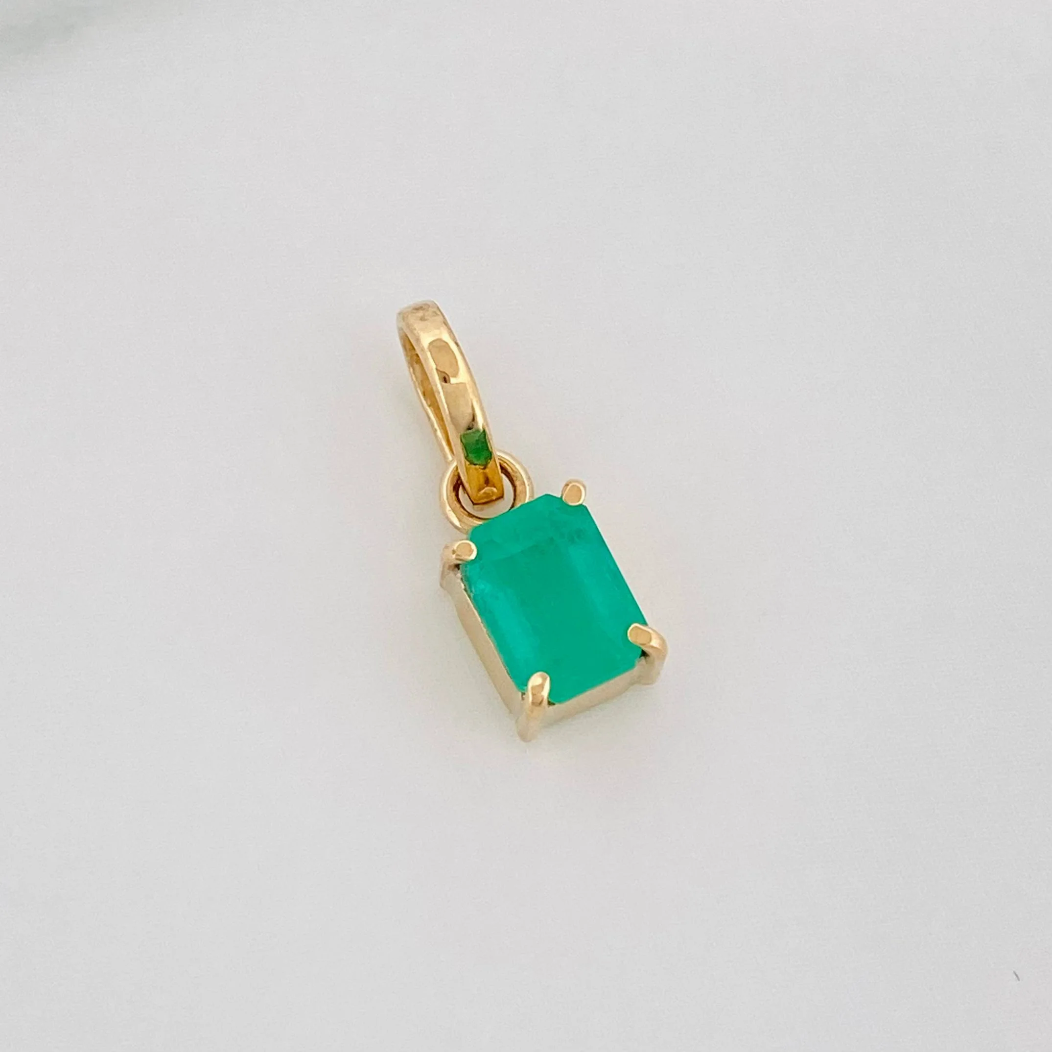 Dije Rectangulo Esmeralda 54 Pts 0.5 g / 1 cm Oro Amarillo 18K - Image 2