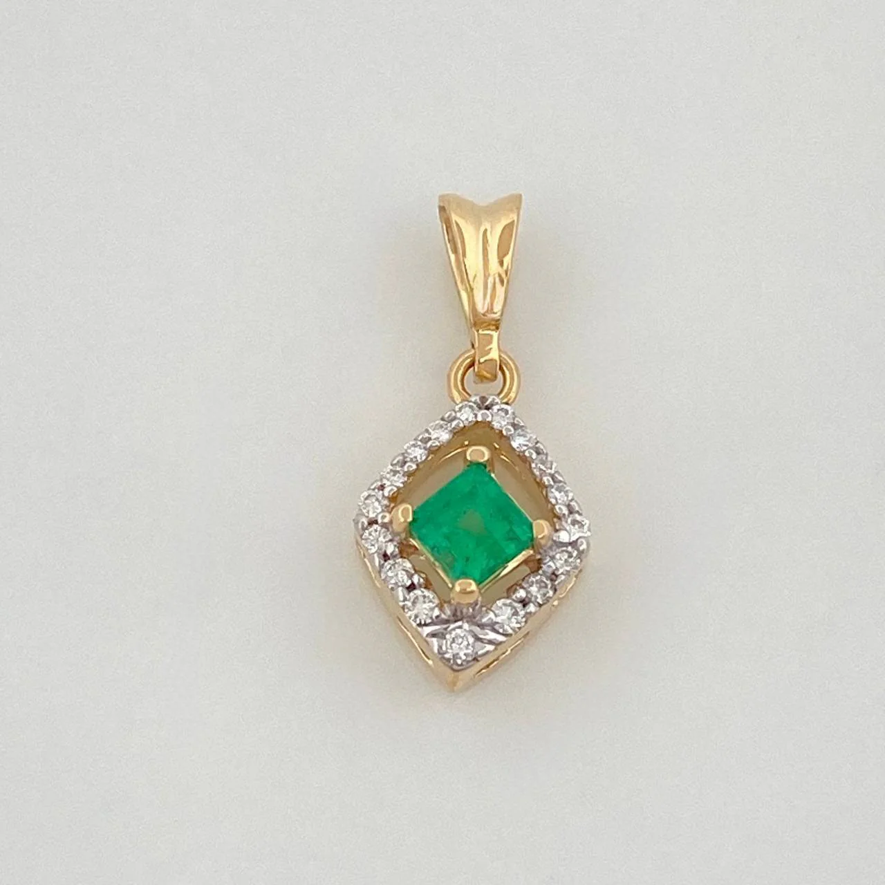 Dije Rombo Esmeralda 24Pts Diamantes 09Pts 1.4 g / 1.7 cm Dos Oros Amarillo Blanco 18K