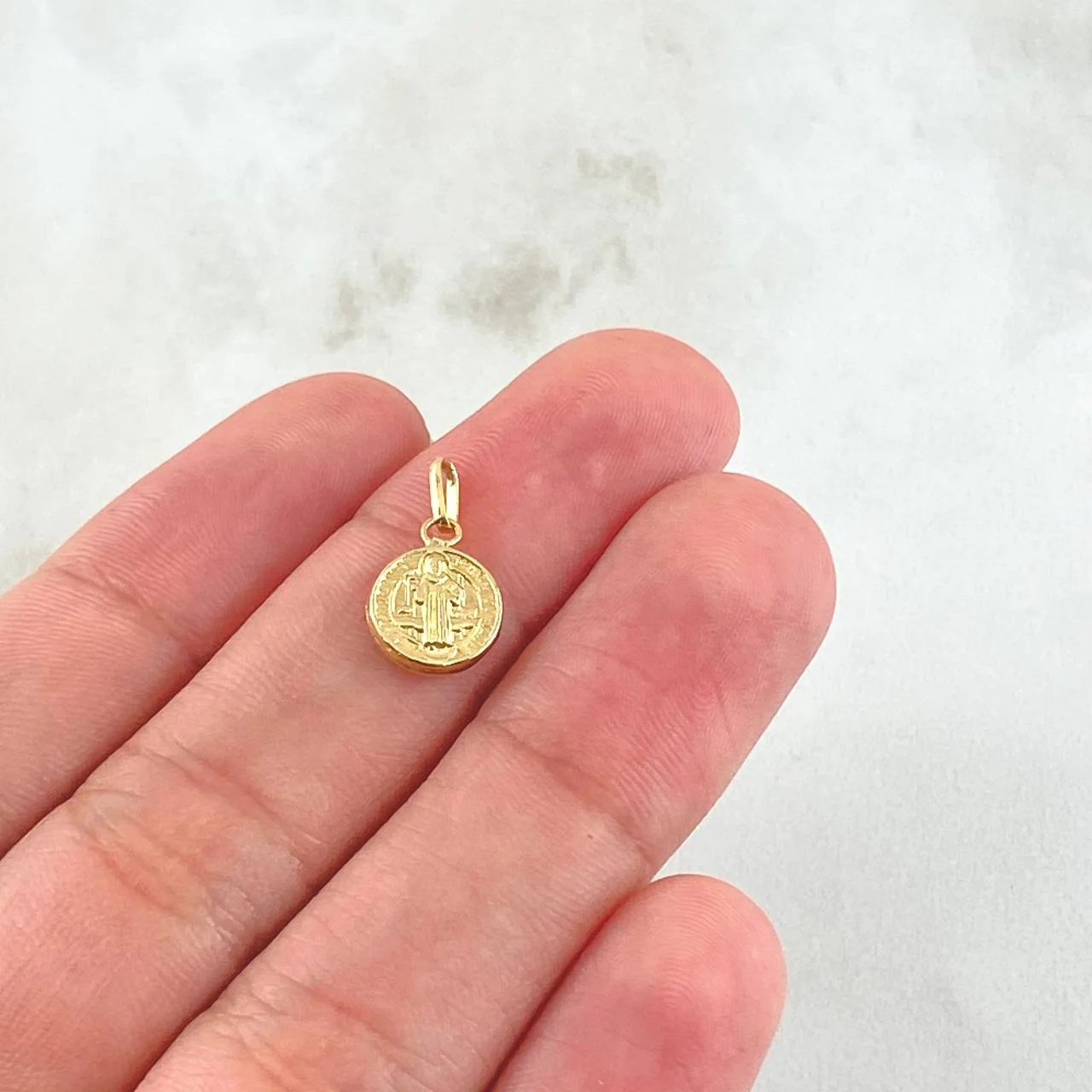 Dije San Benito 0.45 g / 1.5 cm Oro Amarillo 18K - Image 4