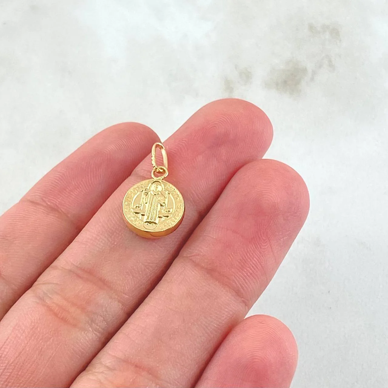 Dije San Benito 0.5 g / 1.7 cm Oro Amarillo 18K - Image 4