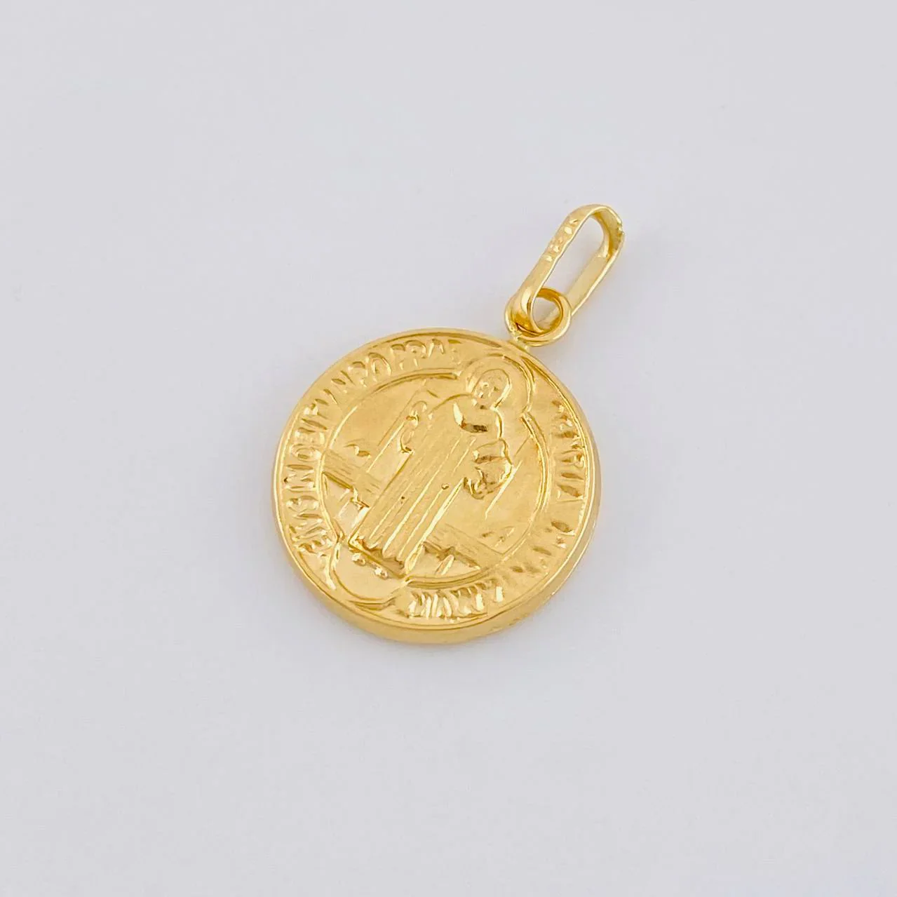 Dije San Benito 0.7 g / 2 cm Oro Amarillo 18K - Image 3