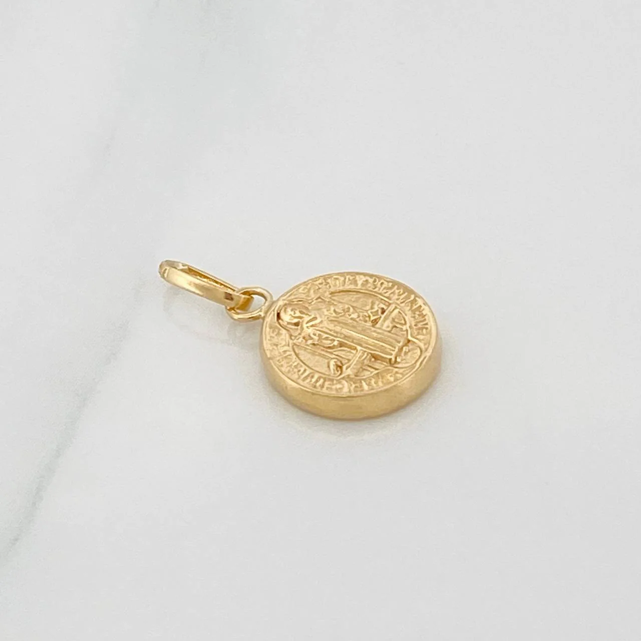 Dije San Benito 0.7gr / 2cm / Oro Amarillo 18K & - Image 2