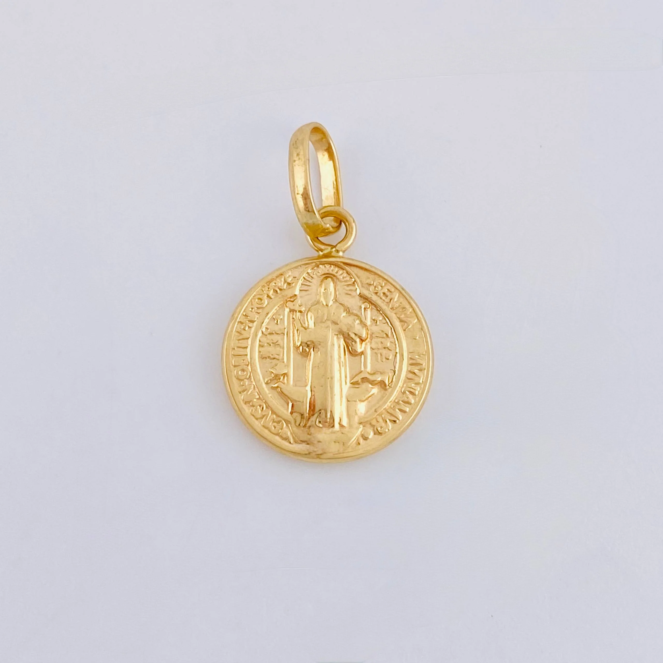 Dije San Benito 0.7gr / 2cm / Oro Amarillo 18K - Image 3