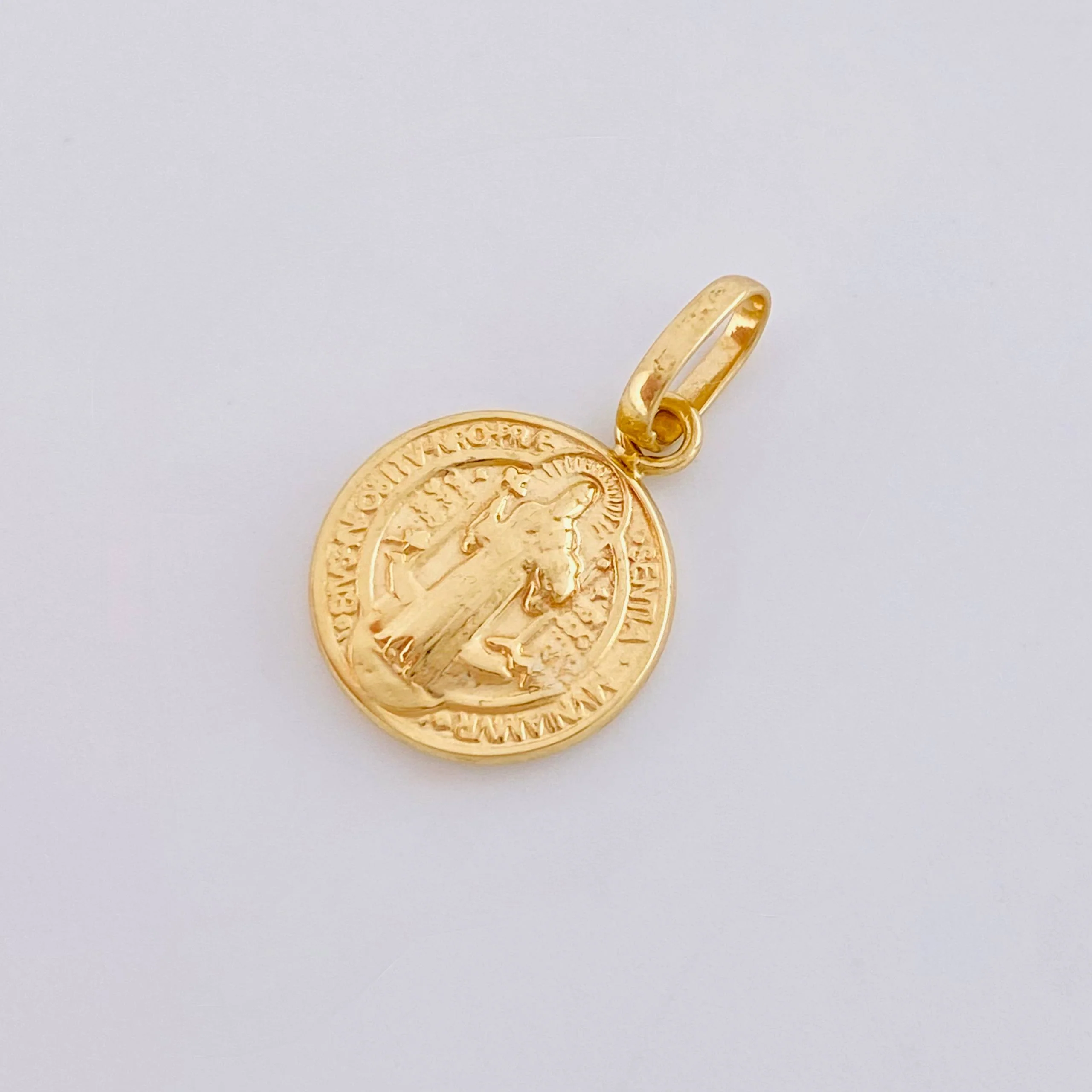 Dije San Benito 0.7gr / 2cm / Oro Amarillo 18K - Image 4