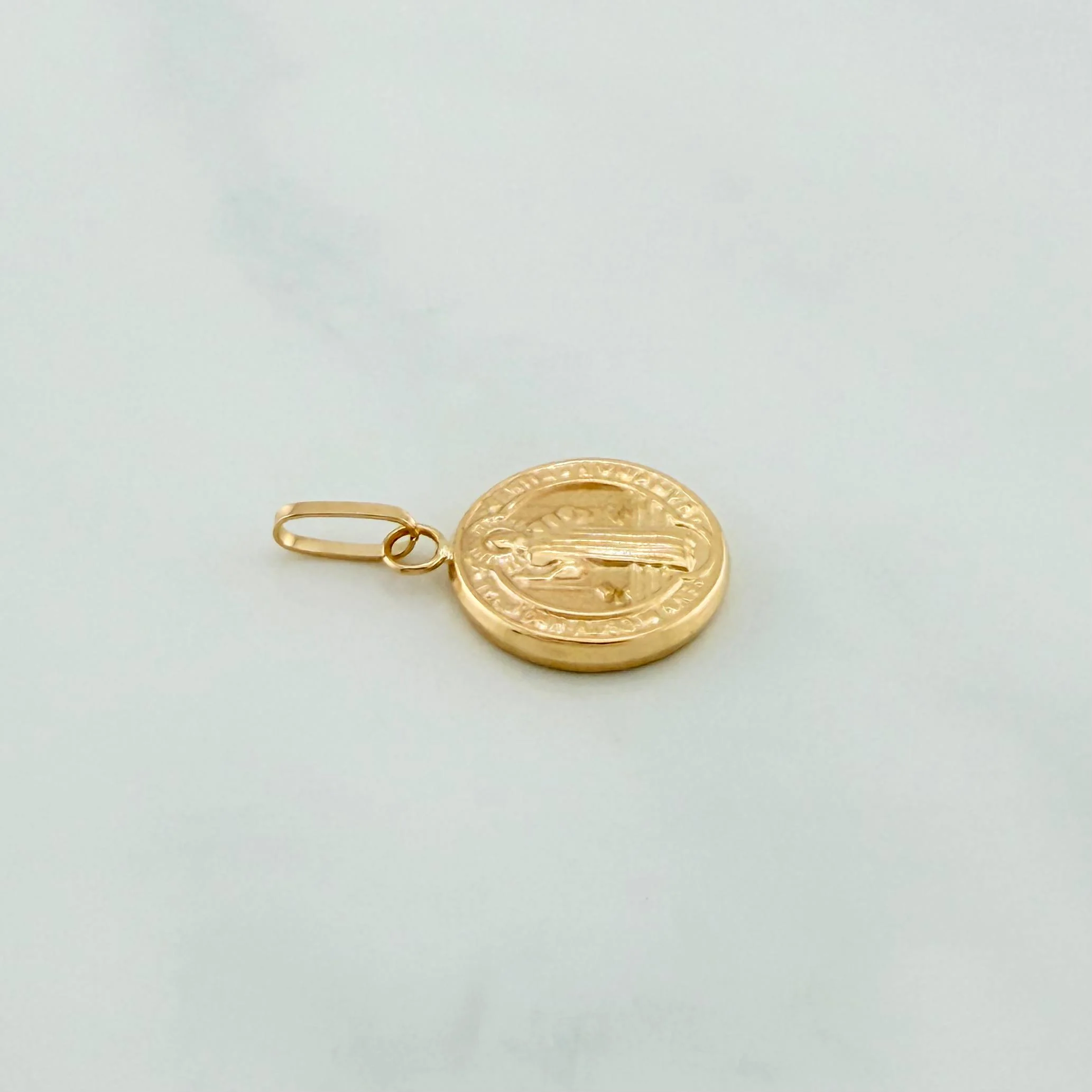 Dije San Benito 0.85 g / 2.1 cm Oro Amarillo 18K - Image 3