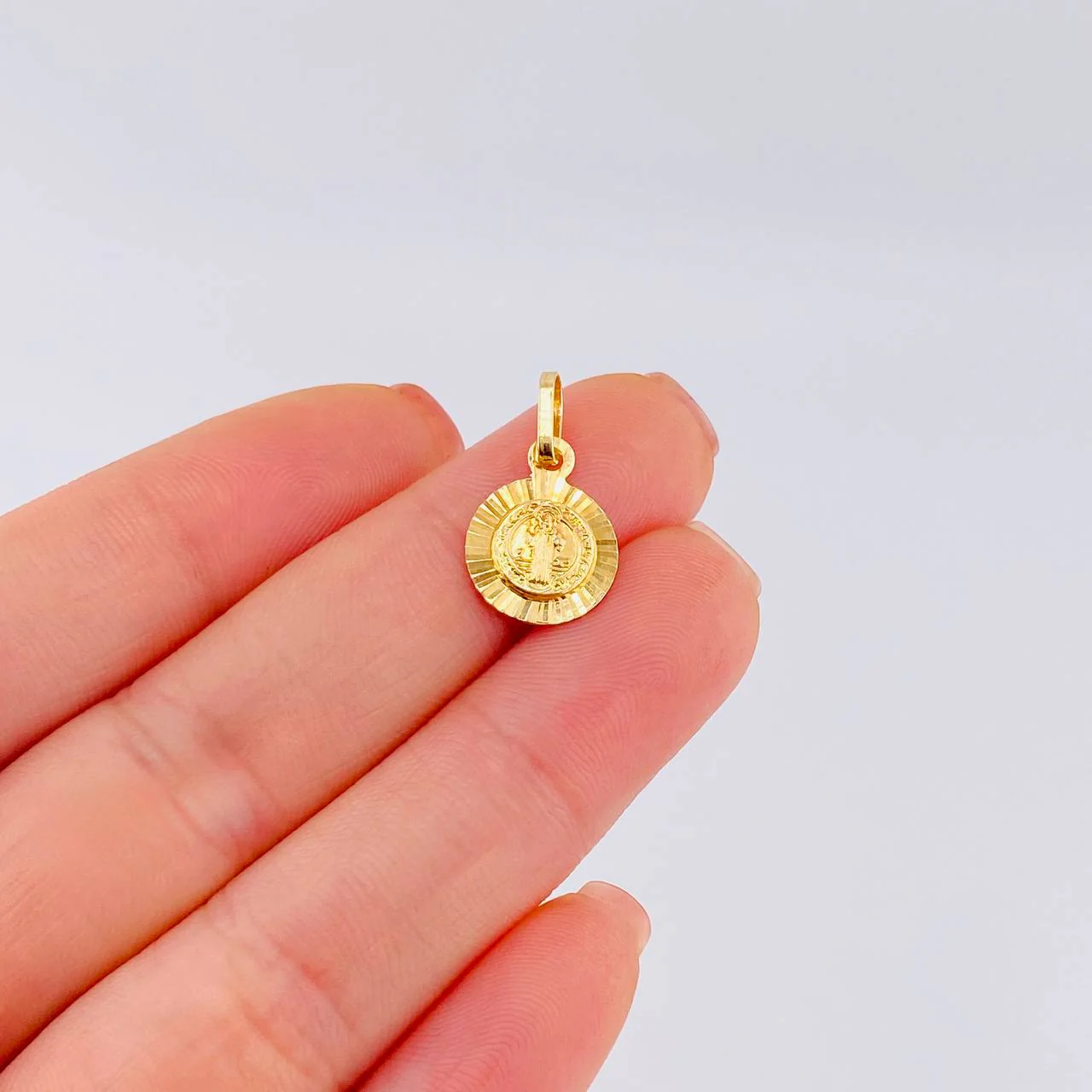Dije San Benito 1.25 g / 2 cm Oro Amarillo 18K - Image 5