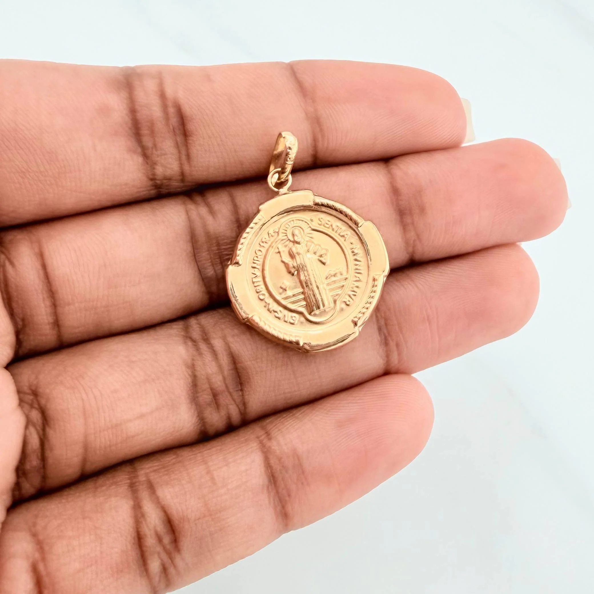 Dije San Benito 2.1 g / 3 cm Oro Amarillo 18K - Image 4