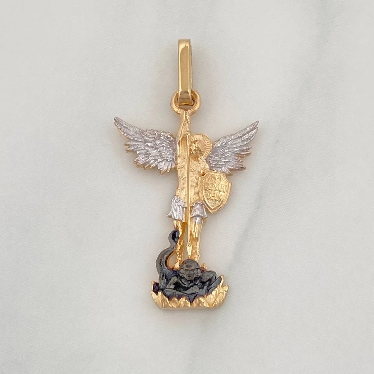 Dije San Miguel 1.8 g / 3 cm Tres Oros Amarillo Blanco Negro 18K