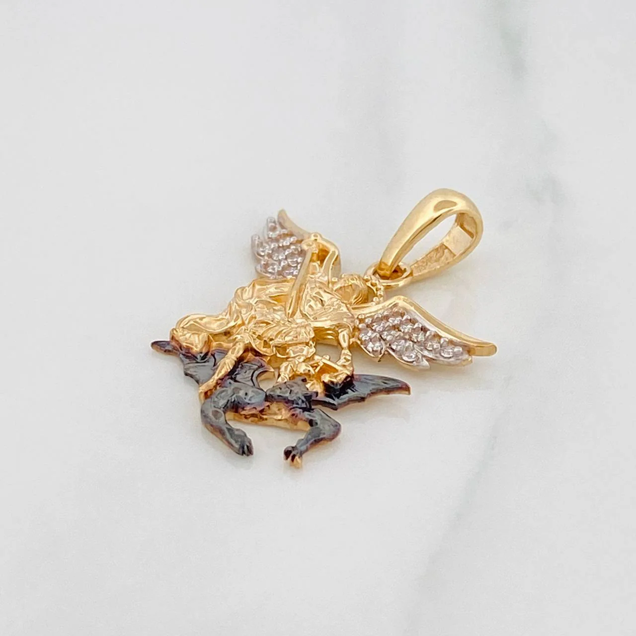Dije San Miguel 2.9g / 2.5cm Tres Oros Amarillo Blanco Negro 18K - Image 3