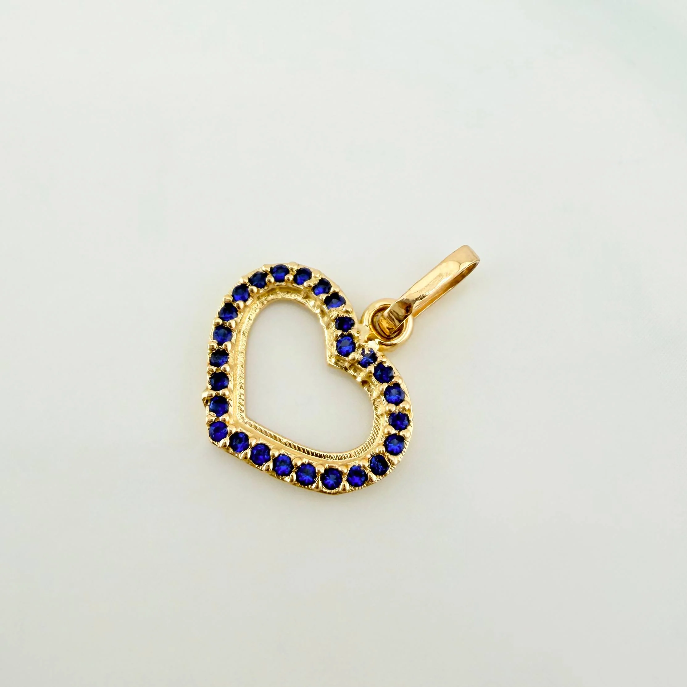 Dije Silueta Corazón 0.7 g / 1.7 cm Oro Amarillo 18K - Image 3