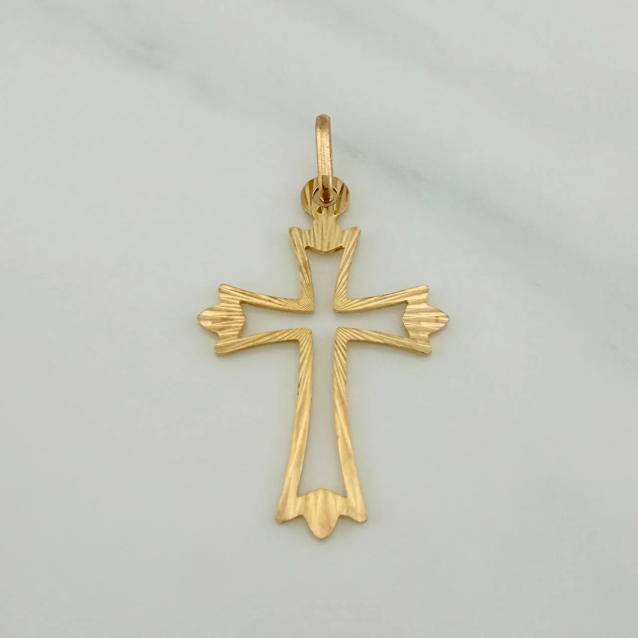 Dije Silueta Cruz Gotica 0.8gr / 3cm / Oro Amarillo 18K $