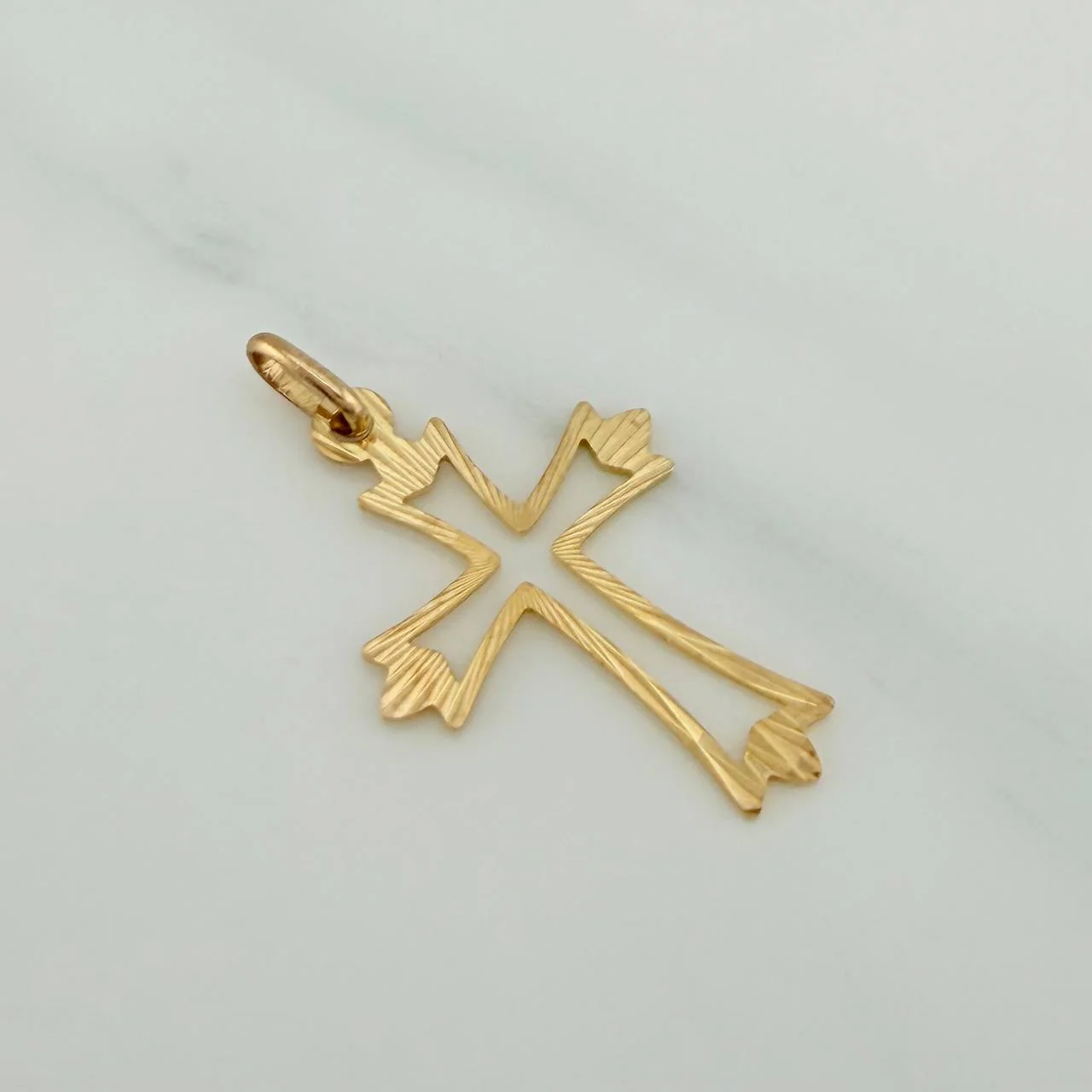 Dije Silueta Cruz Gotica 0.8gr / 3cm / Oro Amarillo 18K $ - Image 2