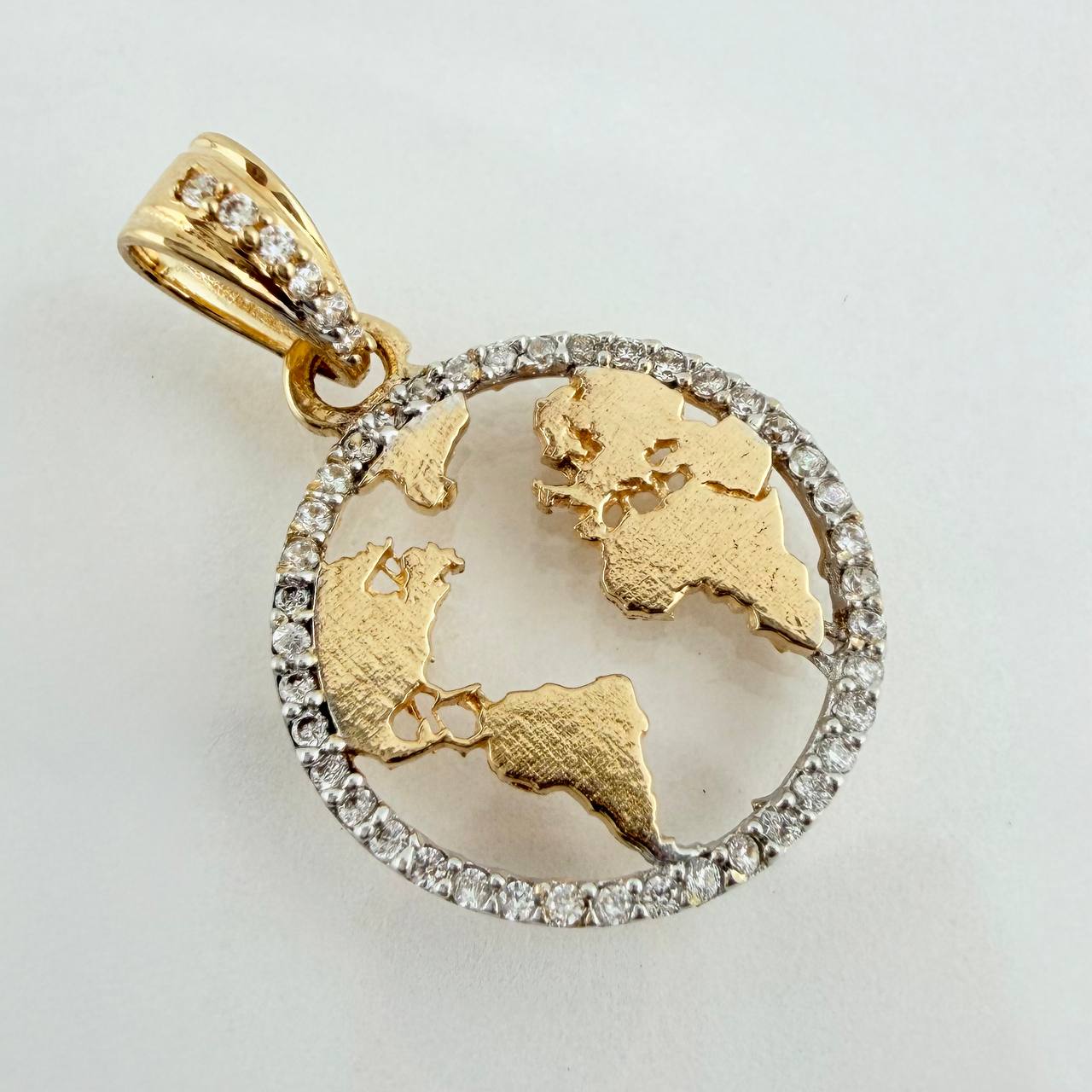 Dije Silueta Tierra 2.15gr / 2.5cm / Dos Oros Amarillo Blanco 18K - Image 3