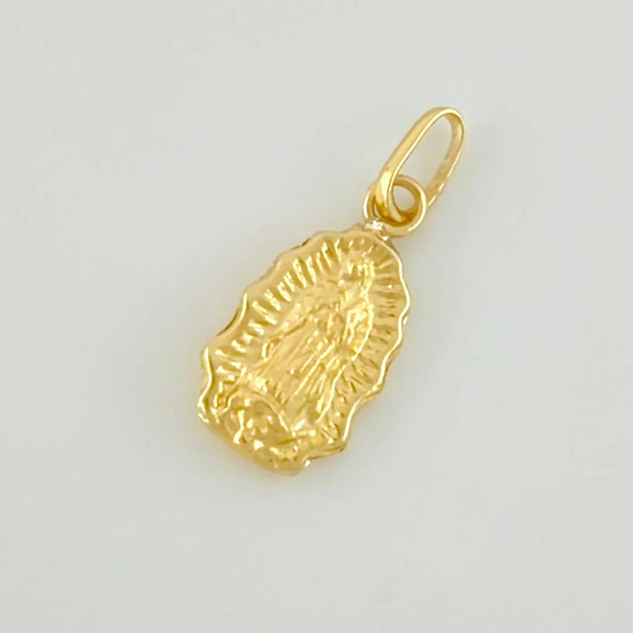 Dije Silueta Virgen Guadalupe 0.3g / 1.7cm Oro Amarillo 18K - Image 3