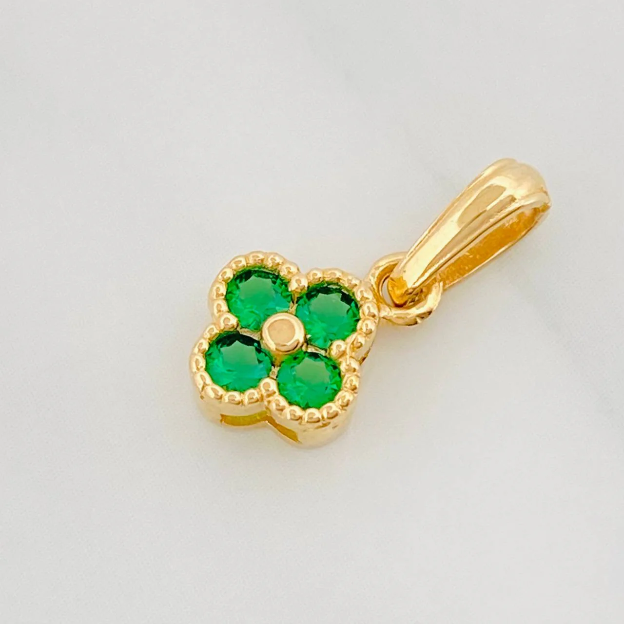 Dije Trebol 0.95 g / 1.6 cm Oro Amarillo 18K - Image 3