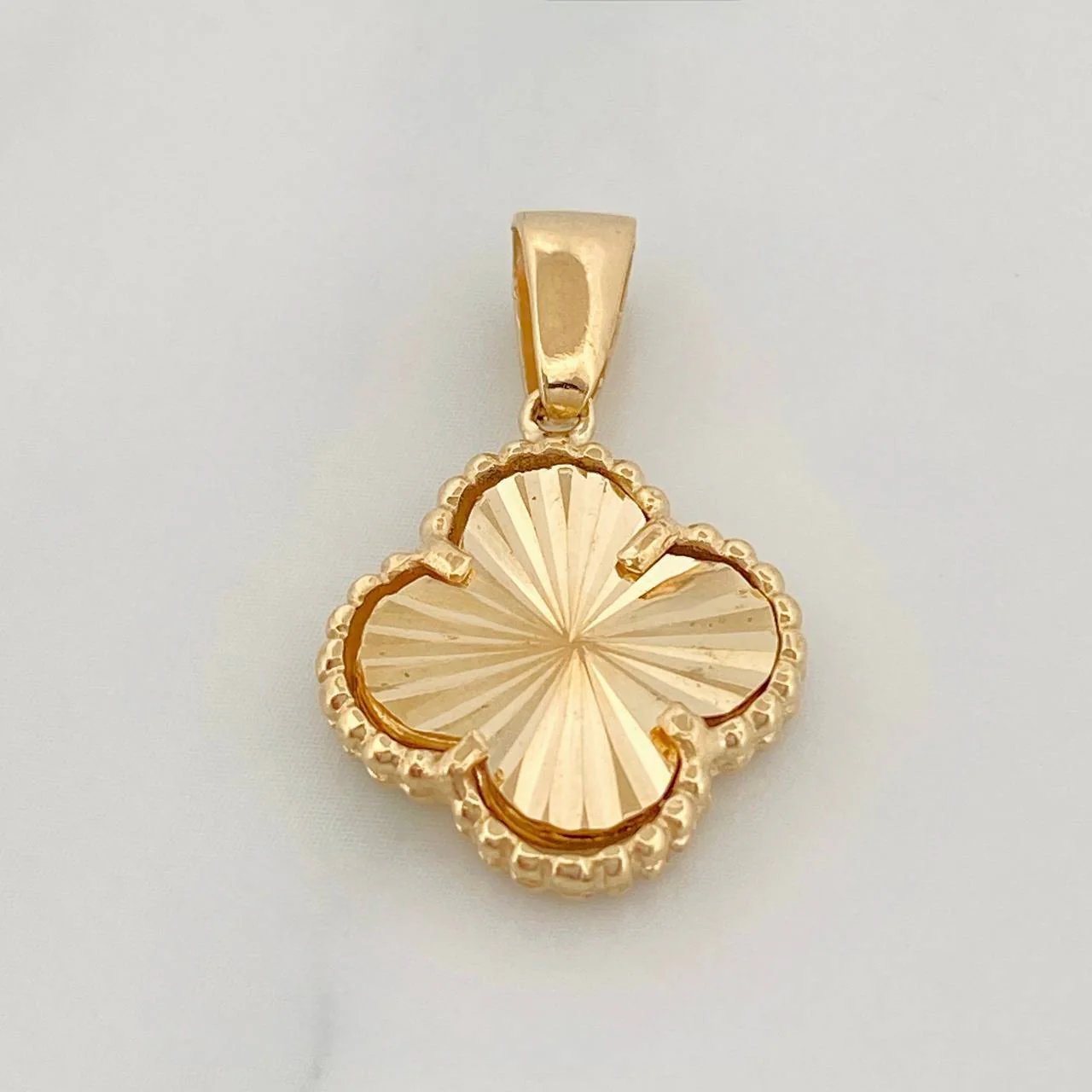 Dije Trebol 3.2 g / 2.3 cm Oro Amarillo 18K