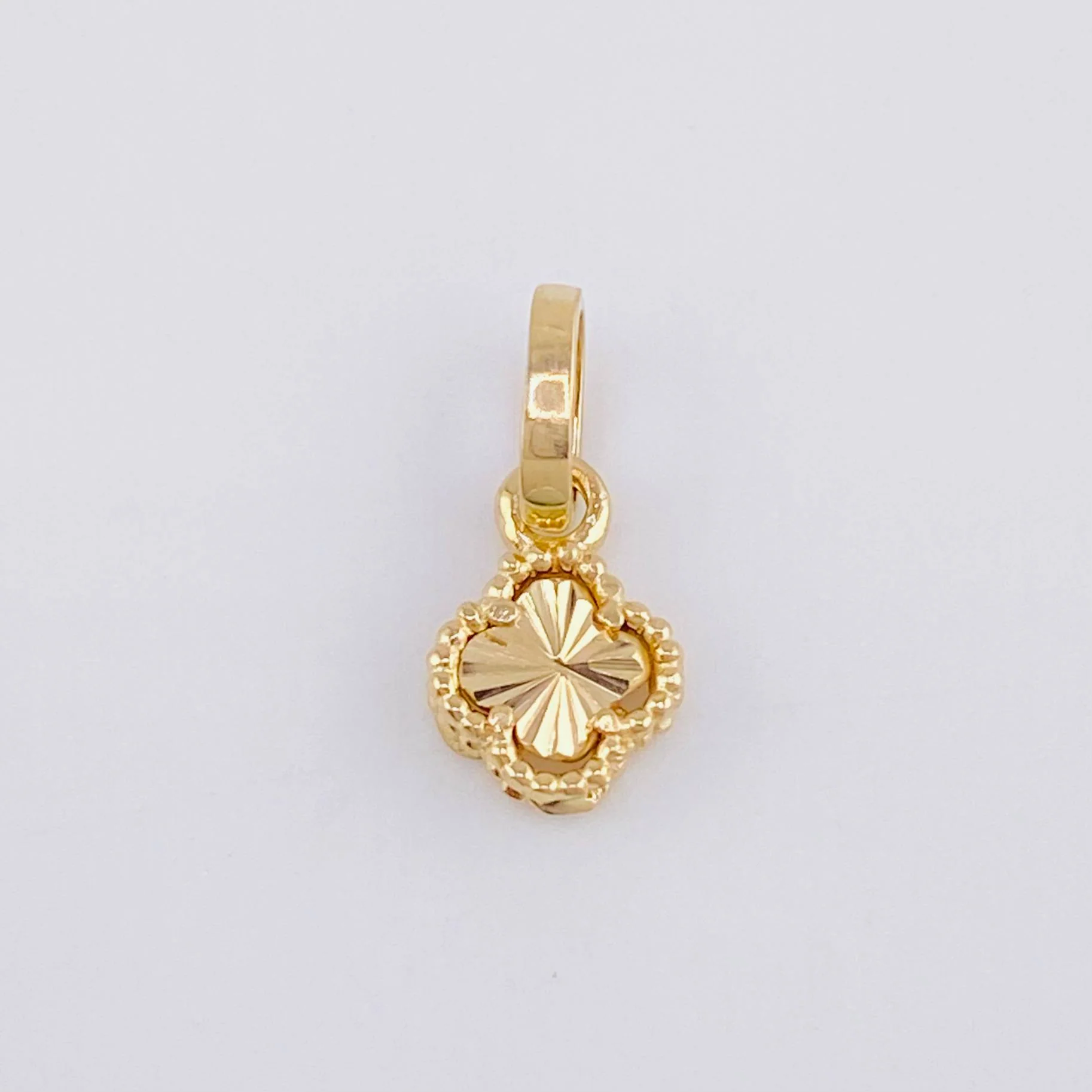 Dije Trebol Diamantado 0.5 g / 1.2 cm Oro Amarillo 18K