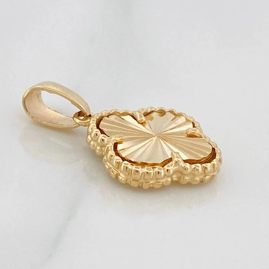 Dije Trebol Diamantado 3.05 g / 2.2 cm Oro Amarillo 18K - Image 2