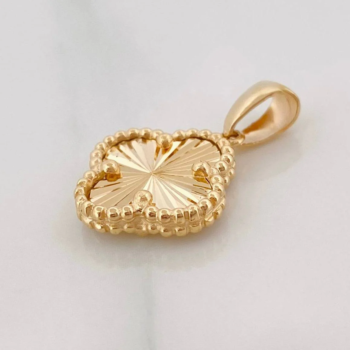 Dije Trebol Diamantado 3.15 g / 2.2 cm Oro Amarillo 18K - Image 3