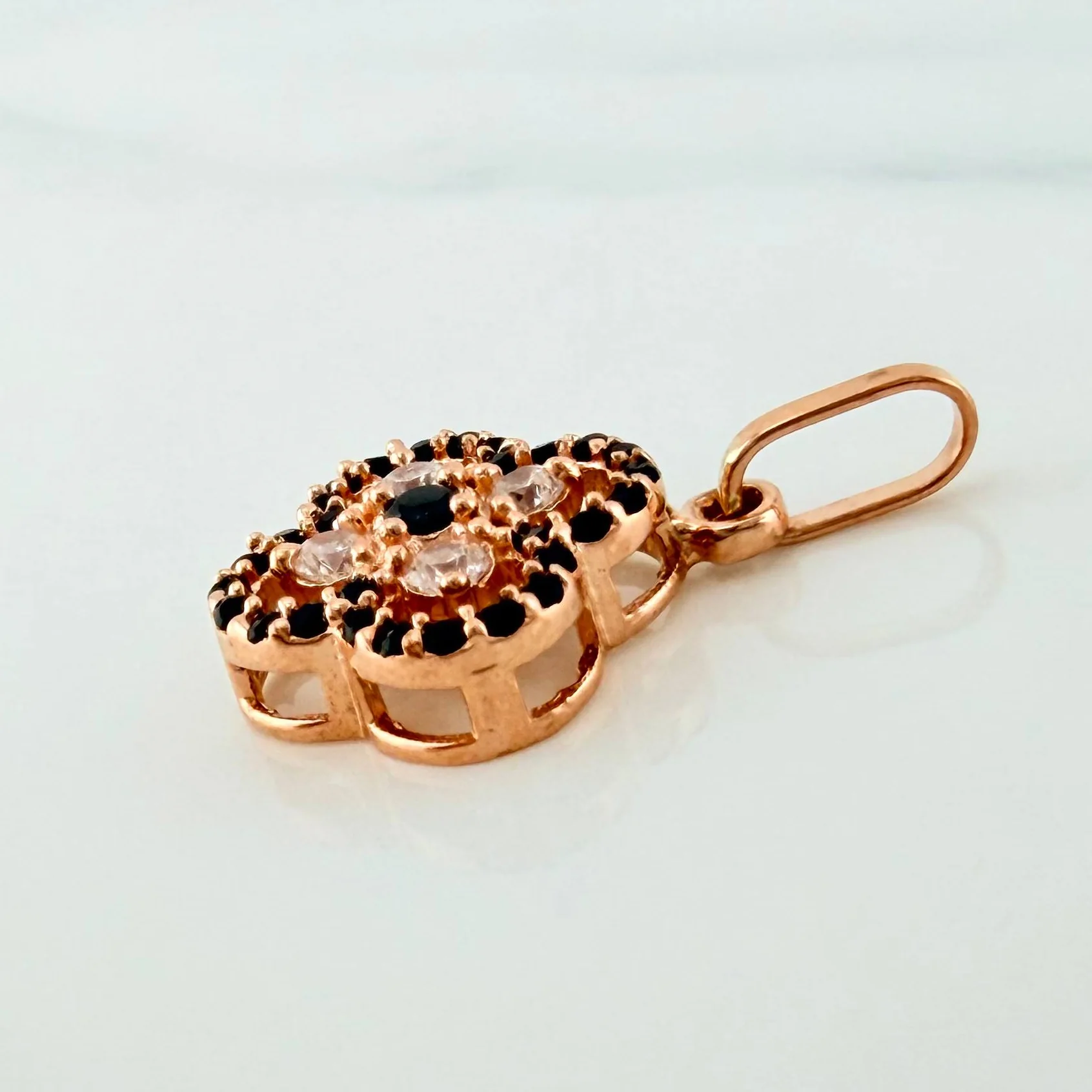 Dije Trebol Doble 1.55 g / 2 cm Oro Rosa 18K - Image 3