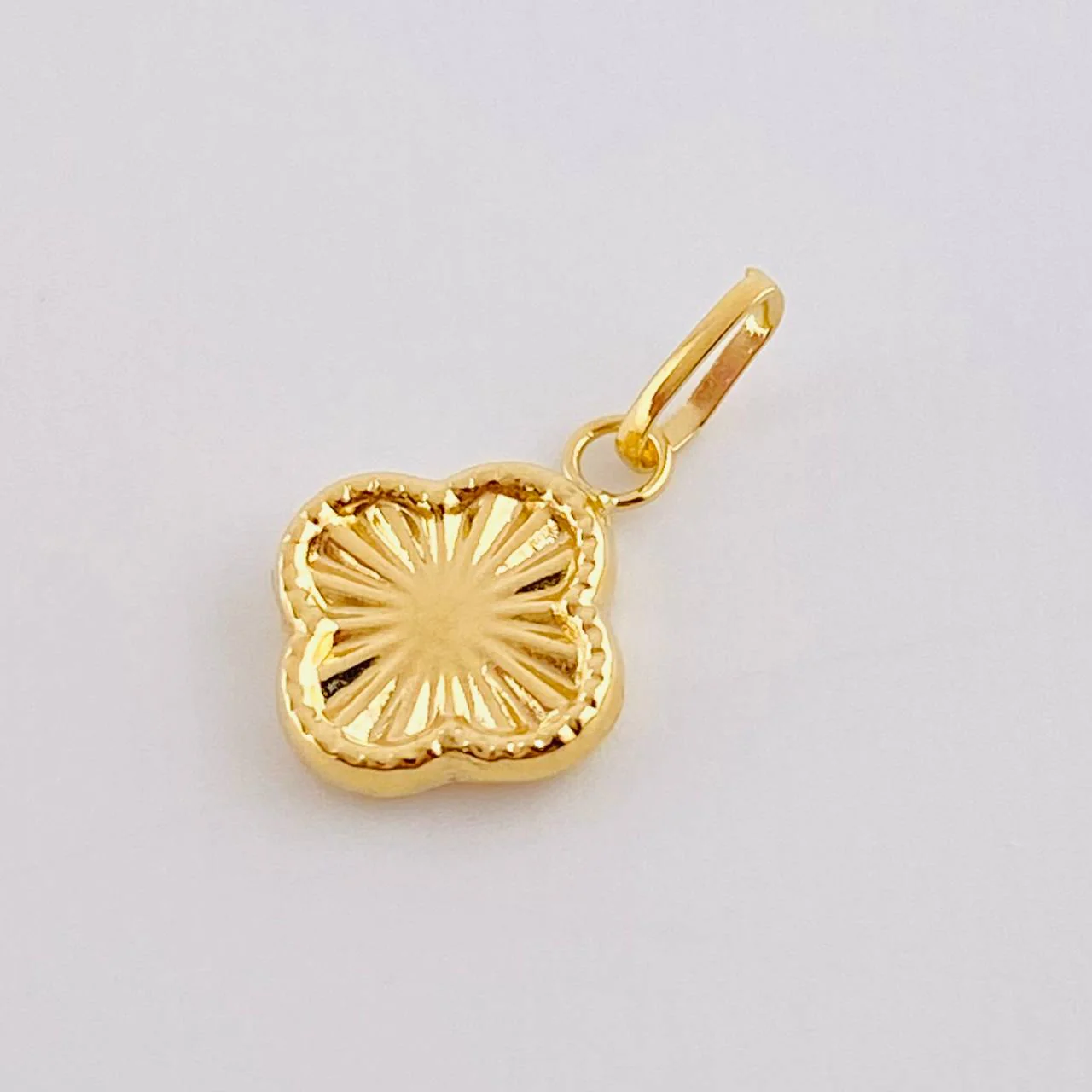Dije Trebol Dorado 0.4gr / 1.5cm / Oro Amarillo 18K - Image 2