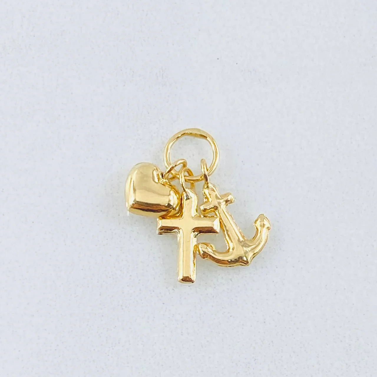 Dije Tres Gracias 0.55gr / 1.5cm / Oro Amarillo 18K
