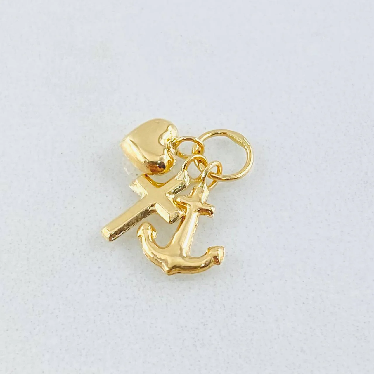 Dije Tres Gracias 0.55gr / 1.5cm / Oro Amarillo 18K - Image 2