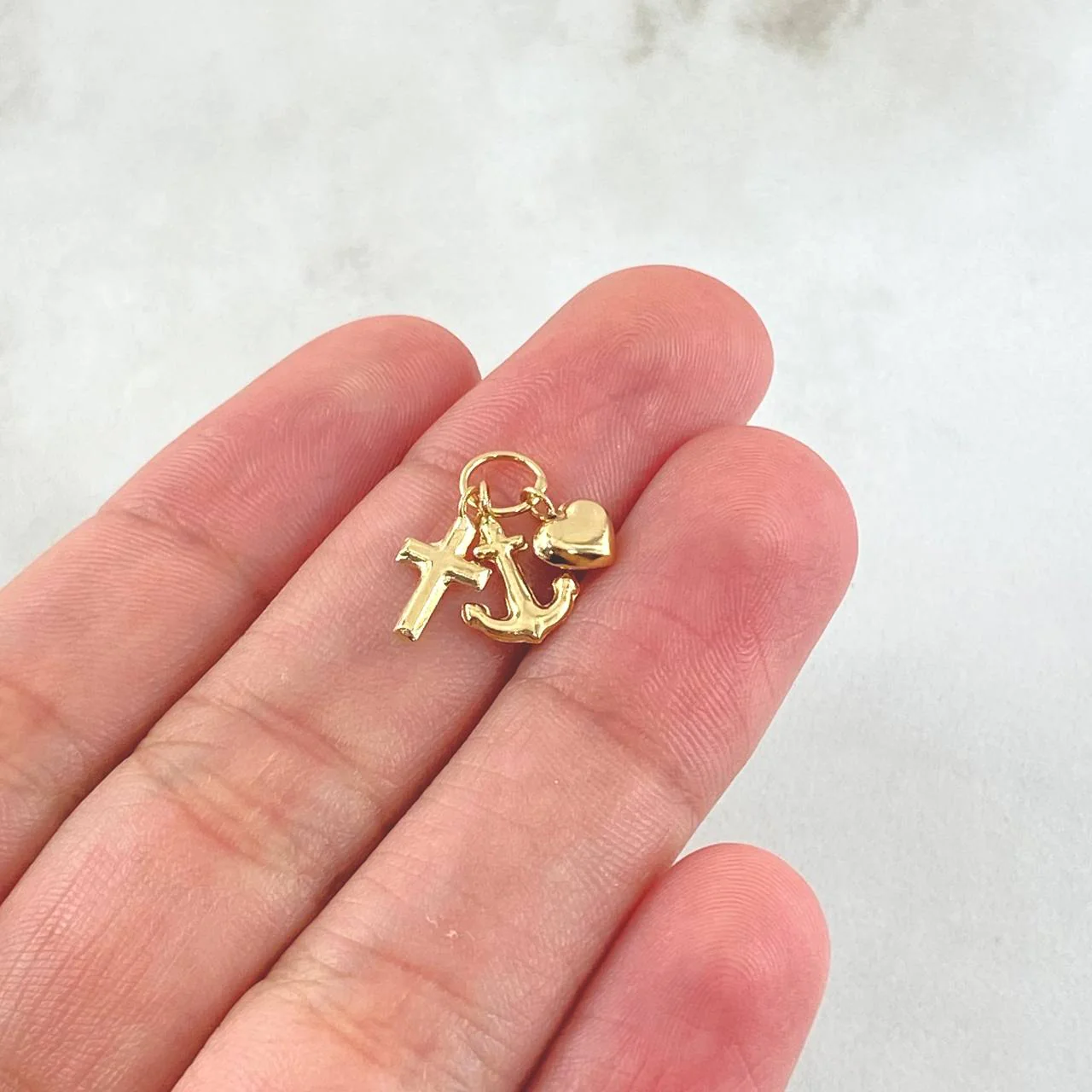 Dije Tres Gracias 0.55gr / 1.5cm / Oro Amarillo 18K - Image 3