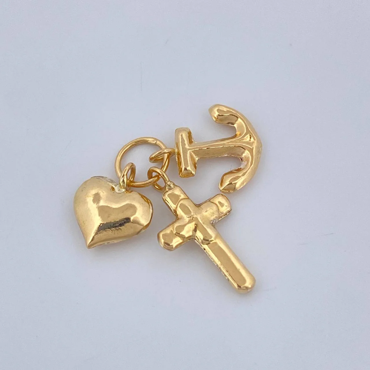 Dije Tres Gracias 0.85 g / 1.9 cm Oro Amarillo 18K - Image 2