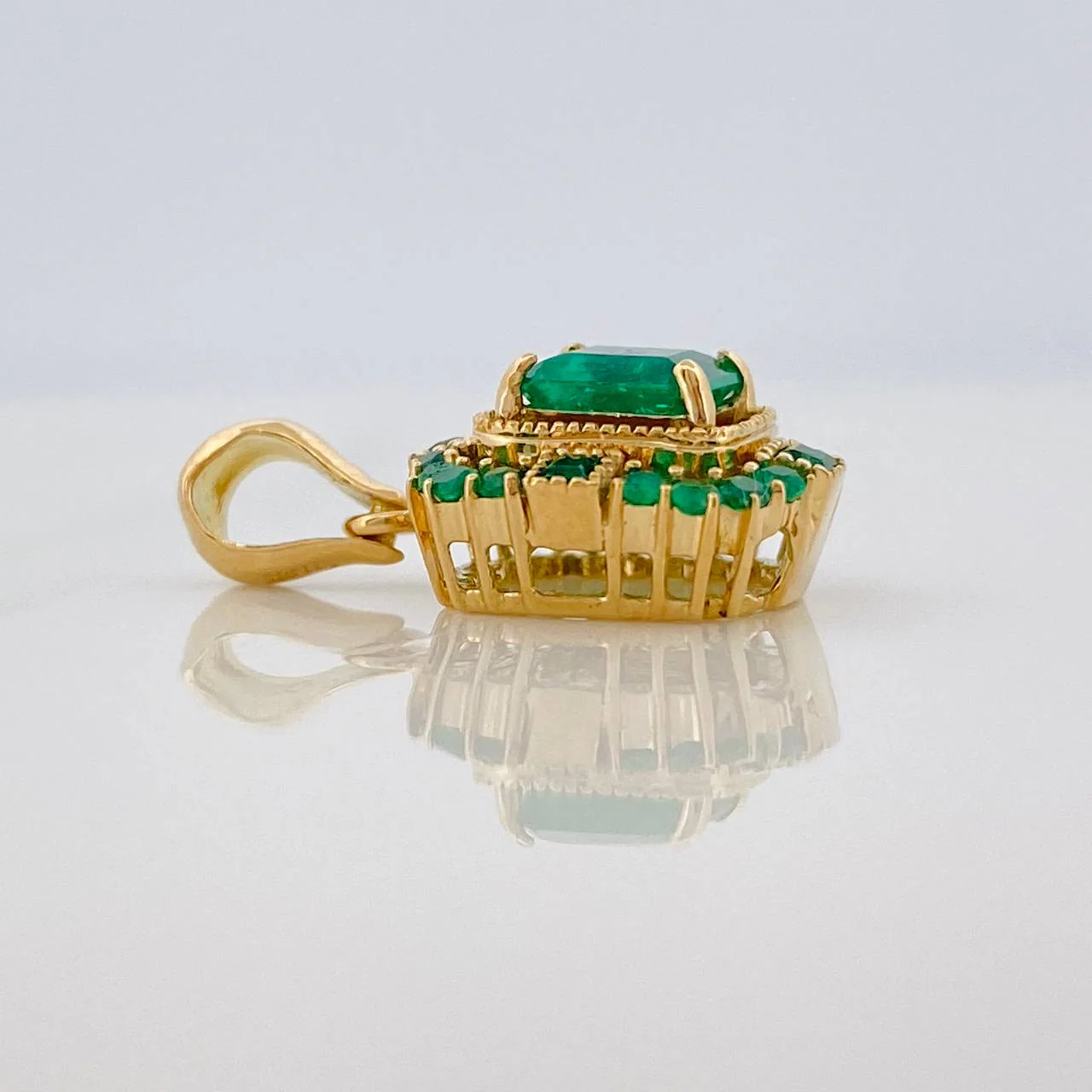 Dije Trono Esmeraldas 78 pts 2.05gr / 2cm / Oro Amarillo 18K % - Image 3