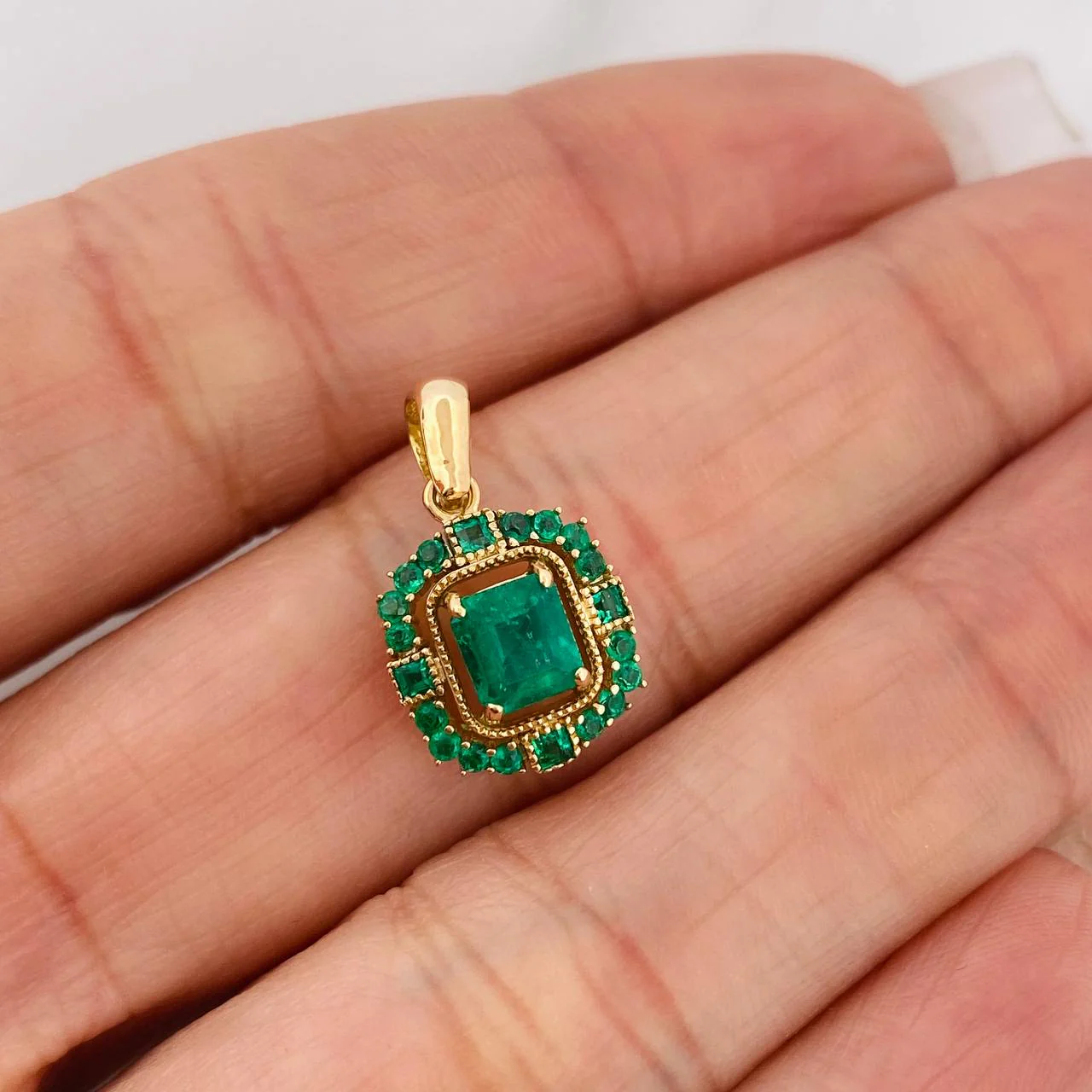 Dije Trono Esmeraldas 78 pts 2.05gr / 2cm / Oro Amarillo 18K % - Image 4