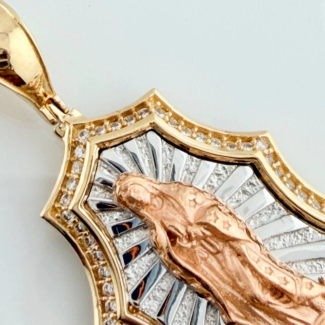 Dije Virgen De Guadalupe 6.85gr / 4cm / Tres Oros 18K % - Image 3