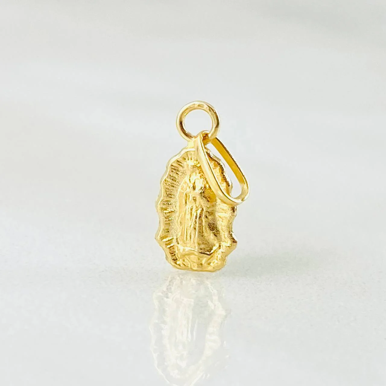 Dije Virgen Guadalupe 0.25 g / 1.6 cm Oro Amarillo 18K - Image 3