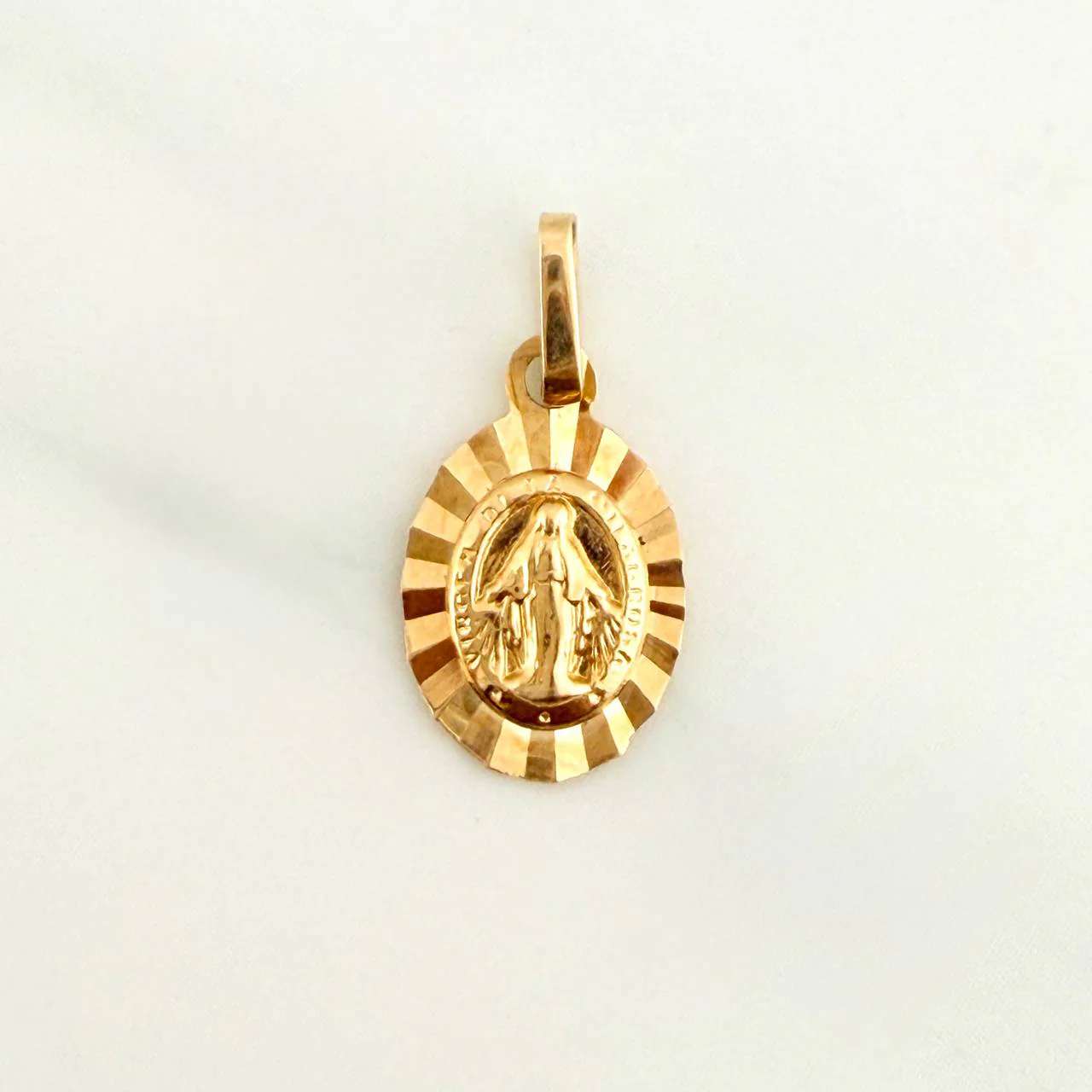 Dije Virgen Milagrosa 0.9gr / 1.7cm / Oro Amarillo 18K %
