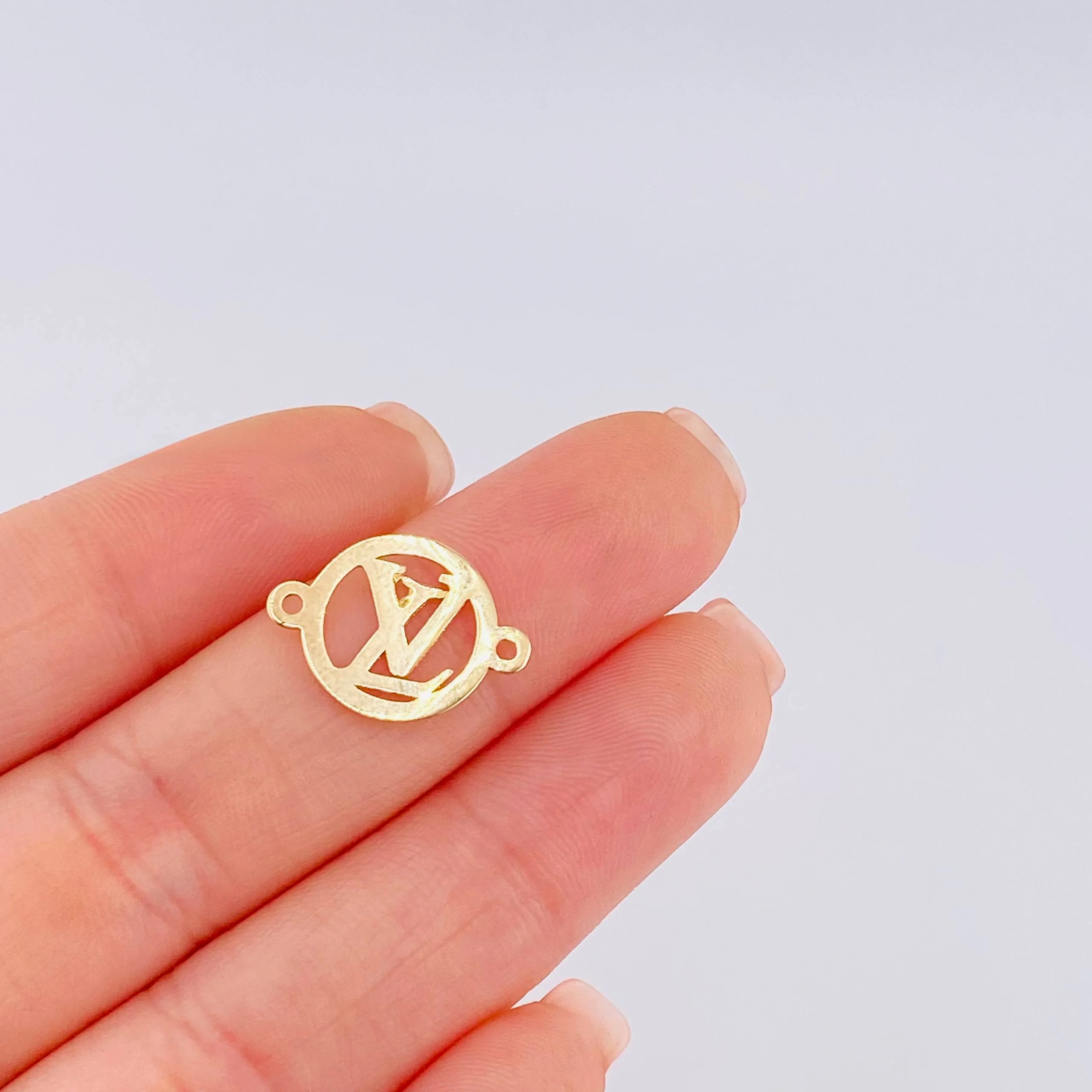 Herraje Circulo Letra 0.4 g / 1.8 cm Oro Amarillo 18K - Image 3