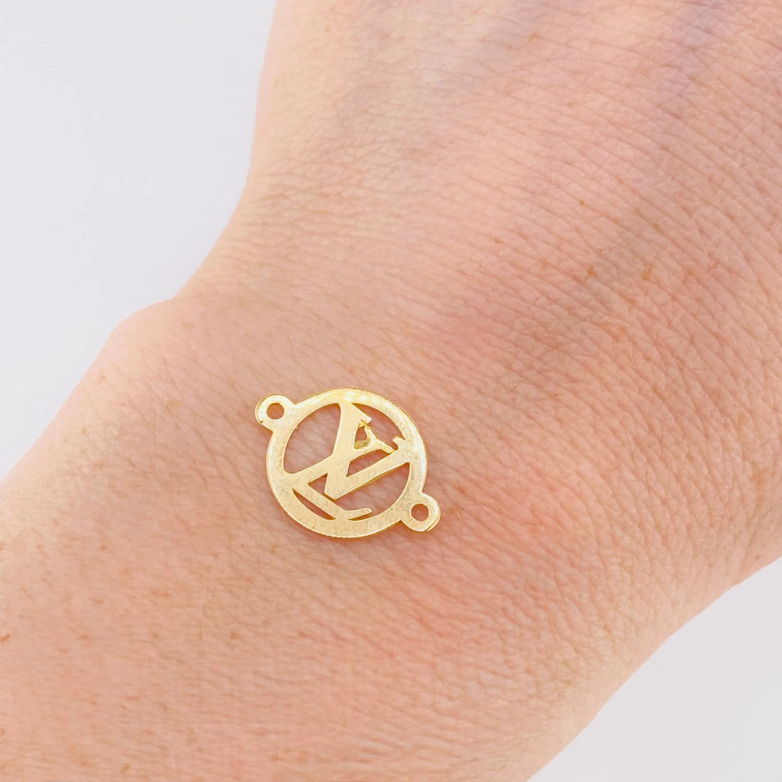 Herraje Circulo Letra 0.4 g / 1.8 cm Oro Amarillo 18K - Image 4