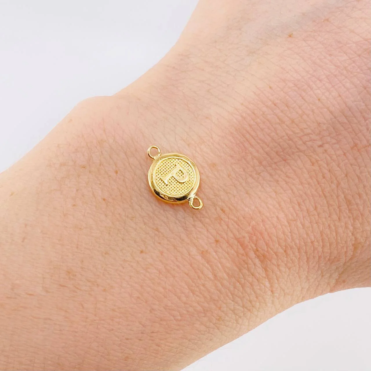Herraje Circulo Letra P 0.3 g / 1.5 cm Oro Amarillo 18K - Image 4
