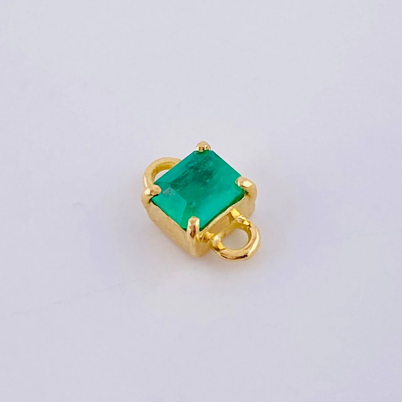 Herraje Cuadrado Cuatro Garras 70pts Esmeralda 0.8gr / 1cm / Oro Amarillo 18K - Image 2