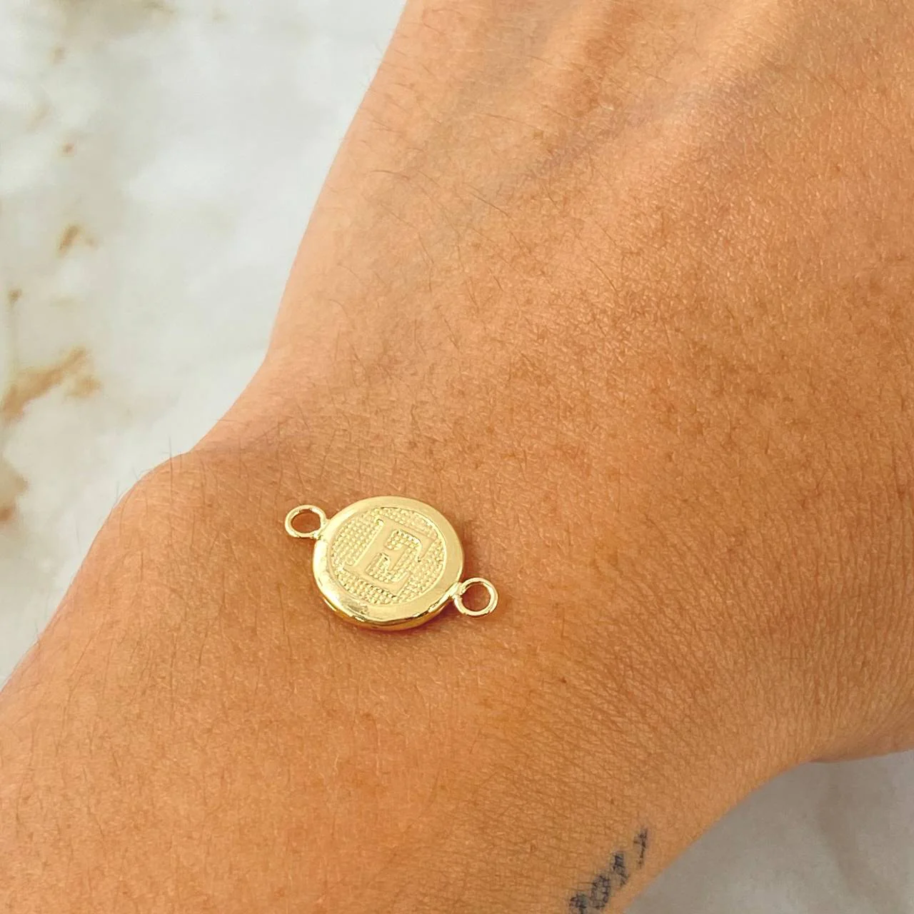 Herraje Letra Circulo E 0.35 g / 1.5 cm Oro Amarillo 18K - Image 4