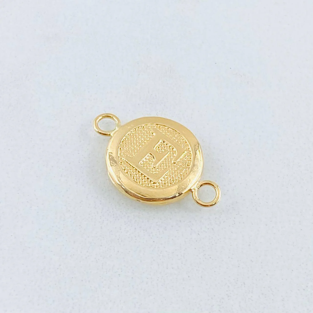 Herraje Letra Circulo E 0.35 g / 1.5 cm Oro Amarillo 18K - Image 3