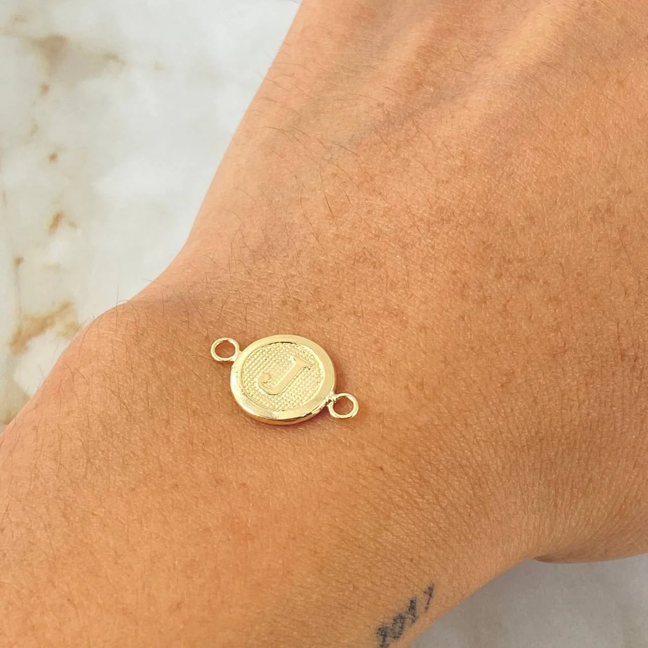 Herraje Letra Circulo J 0.4 g / 1.5 cm Oro Amarillo 18K - Image 4