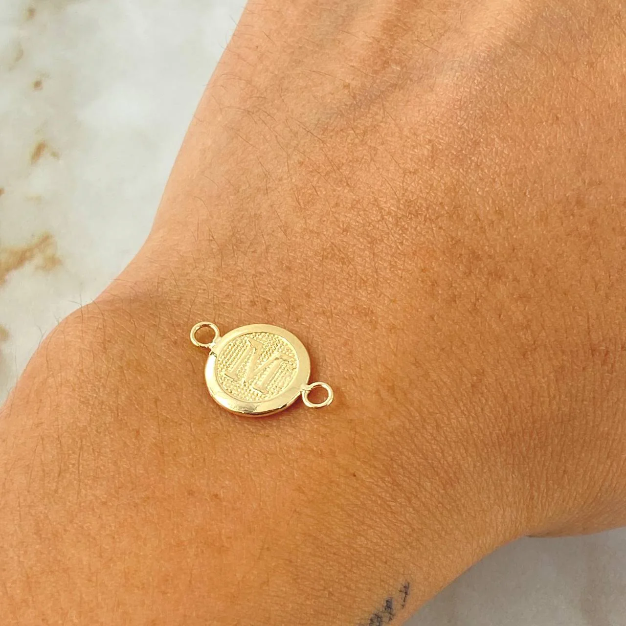 Herraje Letra Circulo M 0.4 g / 1.5 cm Oro Amarillo 18K - Image 4