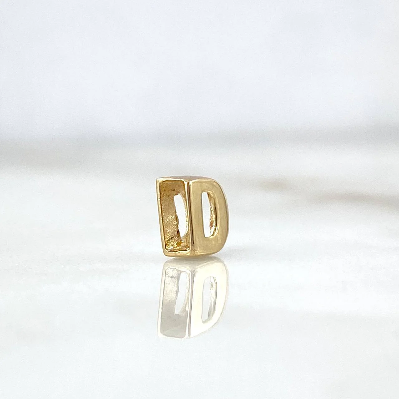Herraje Letra D 0.35gr / 0.5cm / Oro Amarillo 18K - Image 2