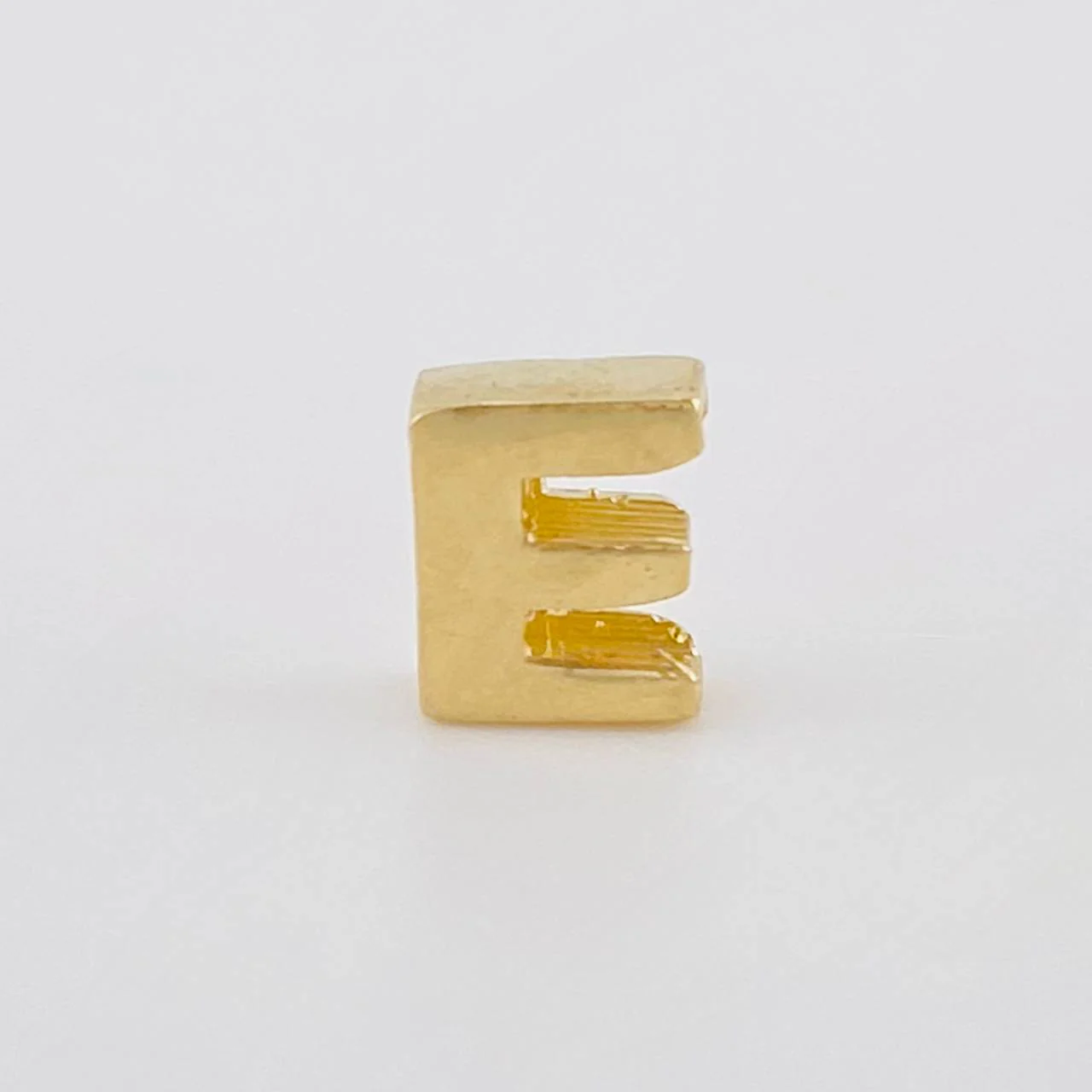 Herraje Letra E 0.35 g / 0.5 cm Oro Amarillo 18K - Image 2