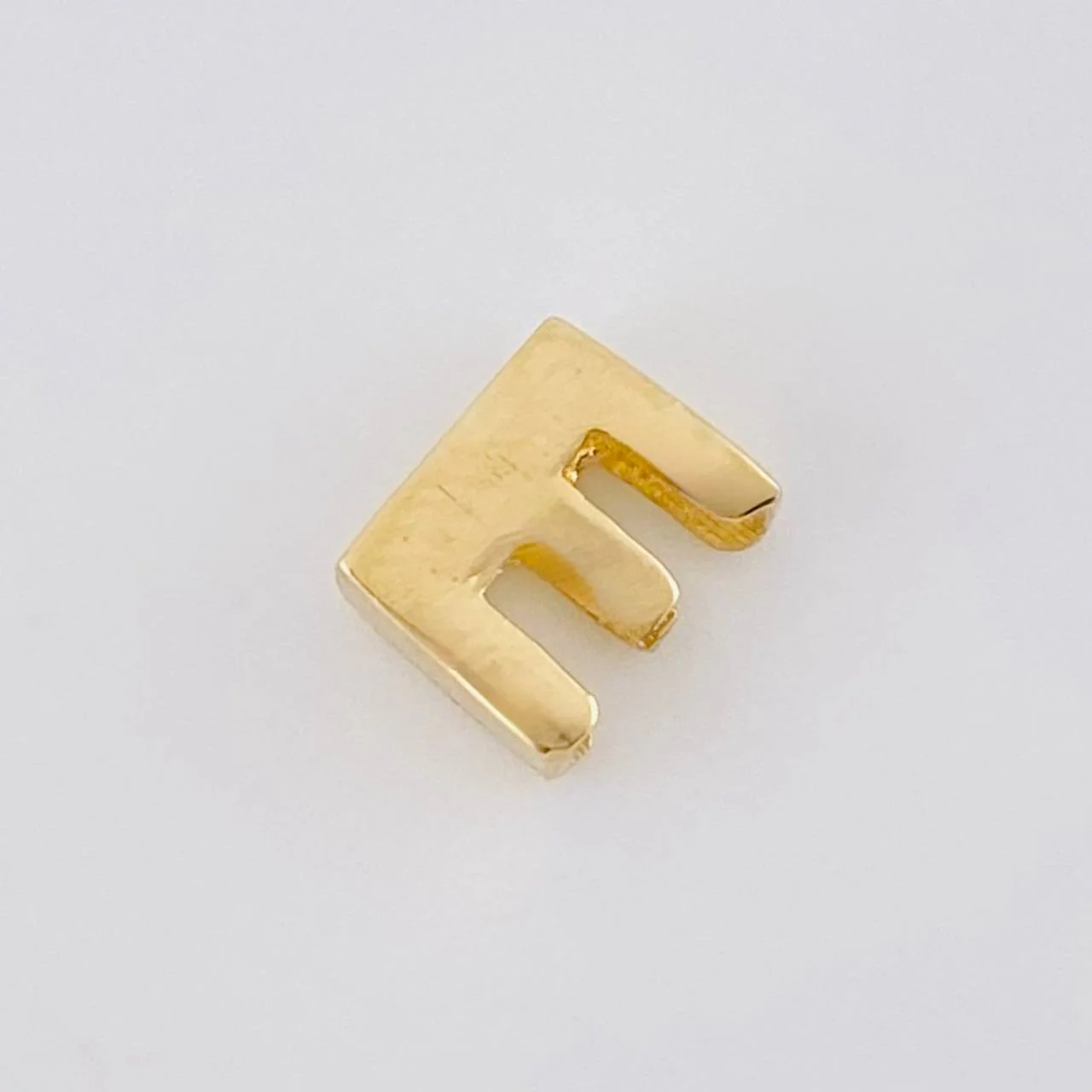 Herraje Letra E 0.35 g / 0.5 cm Oro Amarillo 18K - Image 3