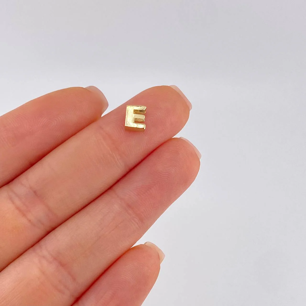 Herraje Letra E 0.35 g / 0.5 cm Oro Amarillo 18K - Image 4