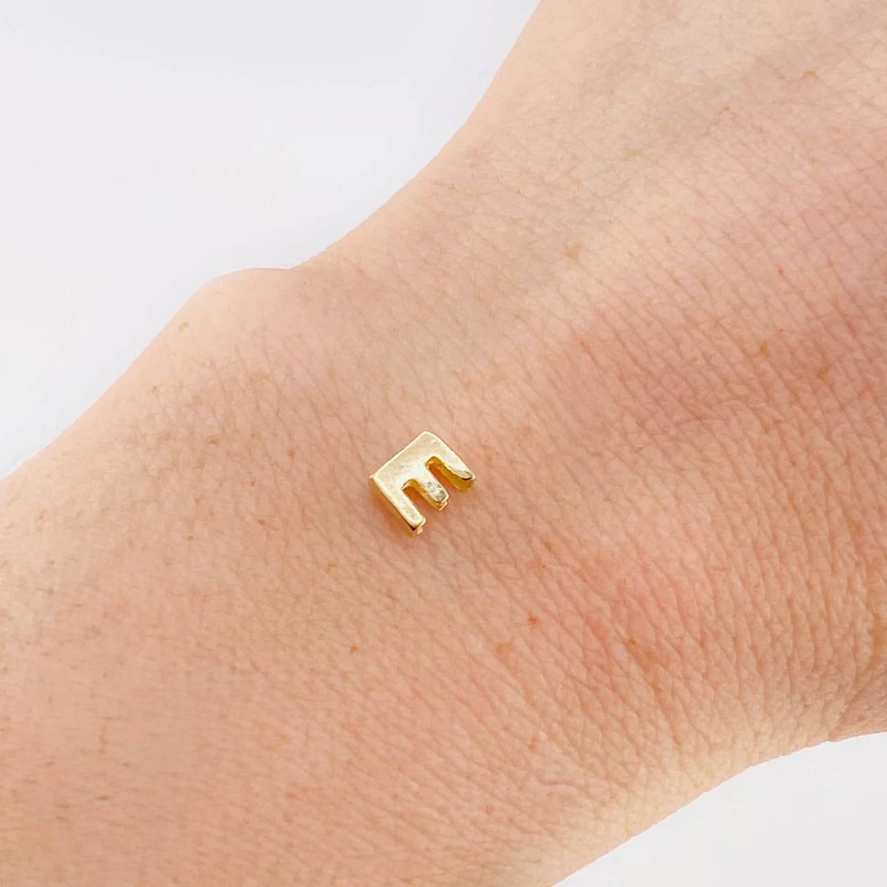 Herraje Letra E 0.35 g / 0.5 cm Oro Amarillo 18K - Image 5